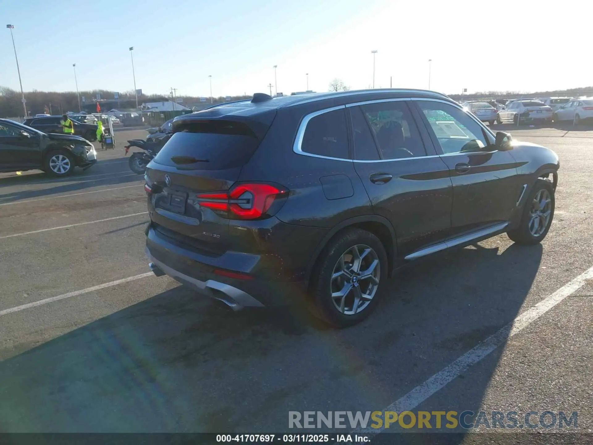 4 Photograph of a damaged car 5UX53DP09N9K25853 BMW X3 2022