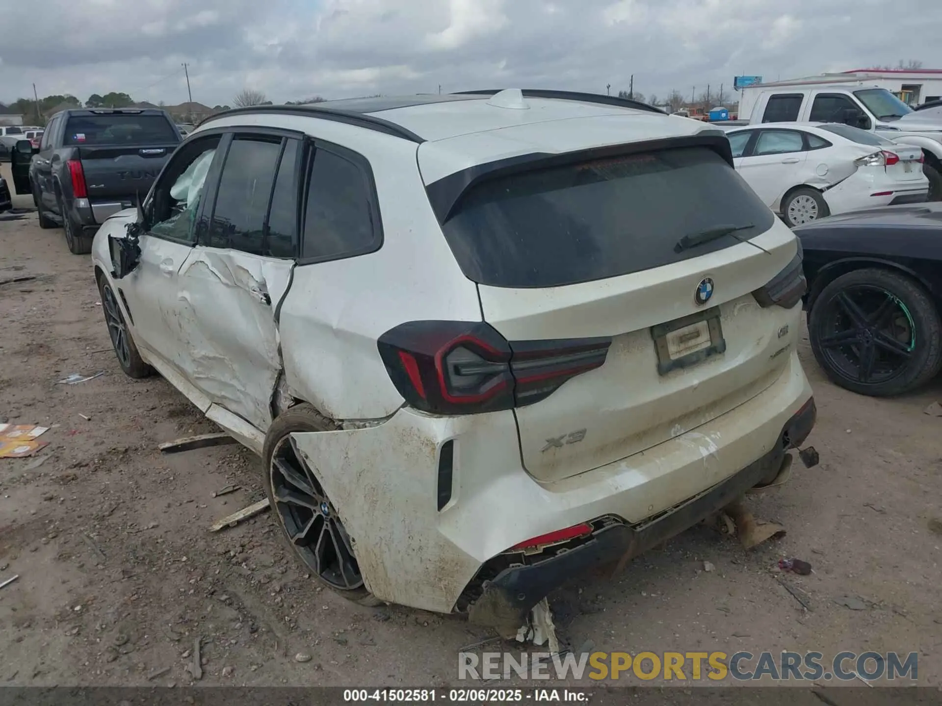 3 Photograph of a damaged car 5UX53DP09N9M44229 BMW X3 2022