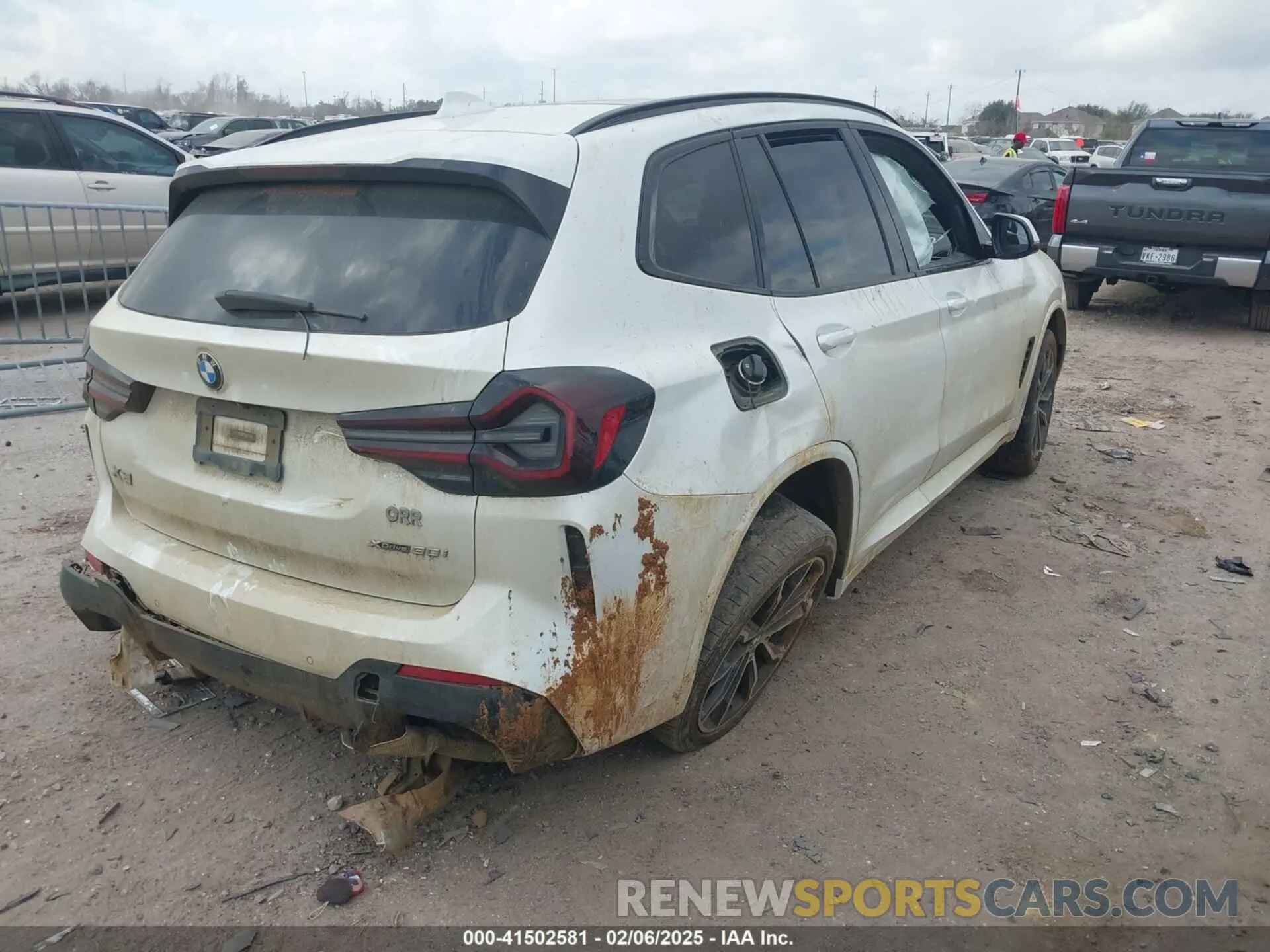 4 Photograph of a damaged car 5UX53DP09N9M44229 BMW X3 2022