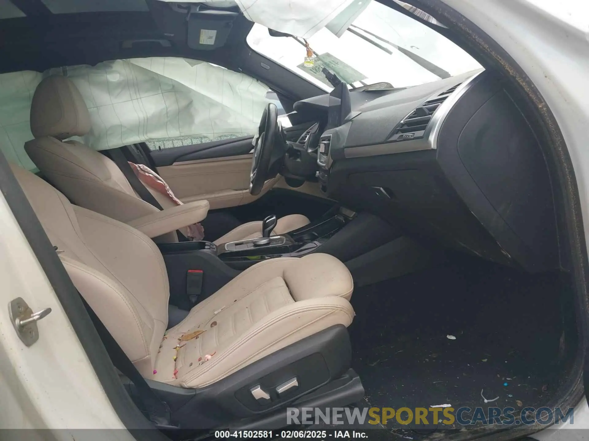 5 Photograph of a damaged car 5UX53DP09N9M44229 BMW X3 2022