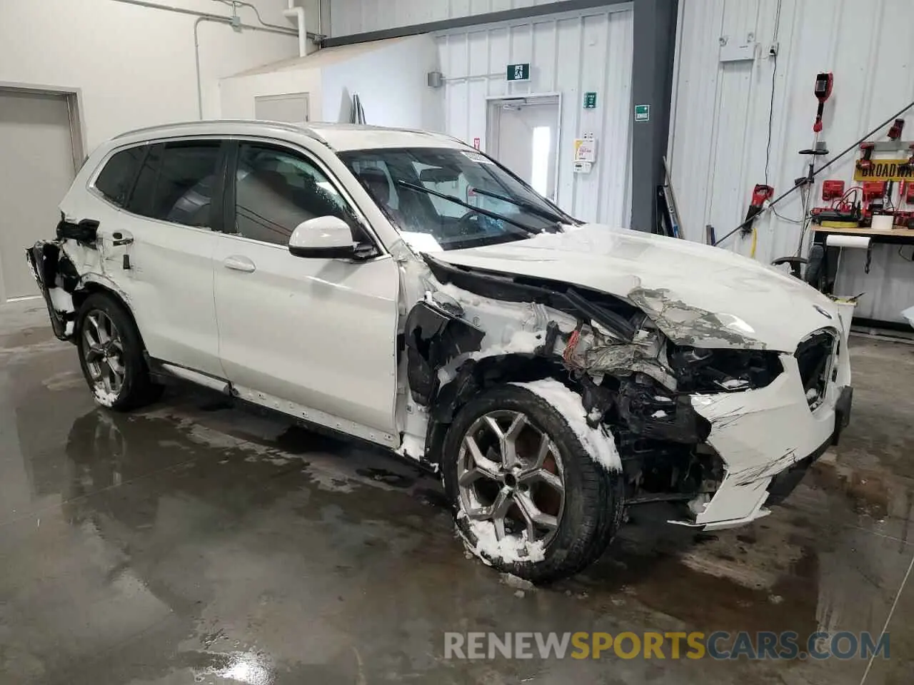 4 Photograph of a damaged car 5UX53DP0XN9J86366 BMW X3 2022