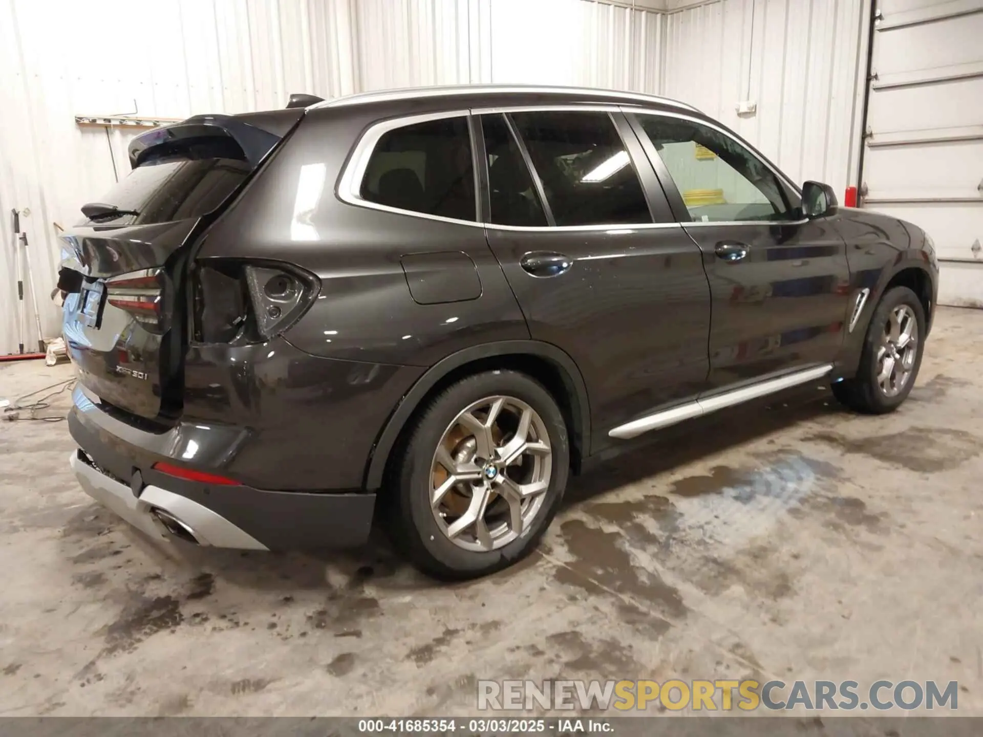 4 Photograph of a damaged car 5UX53DP0XN9K23741 BMW X3 2022