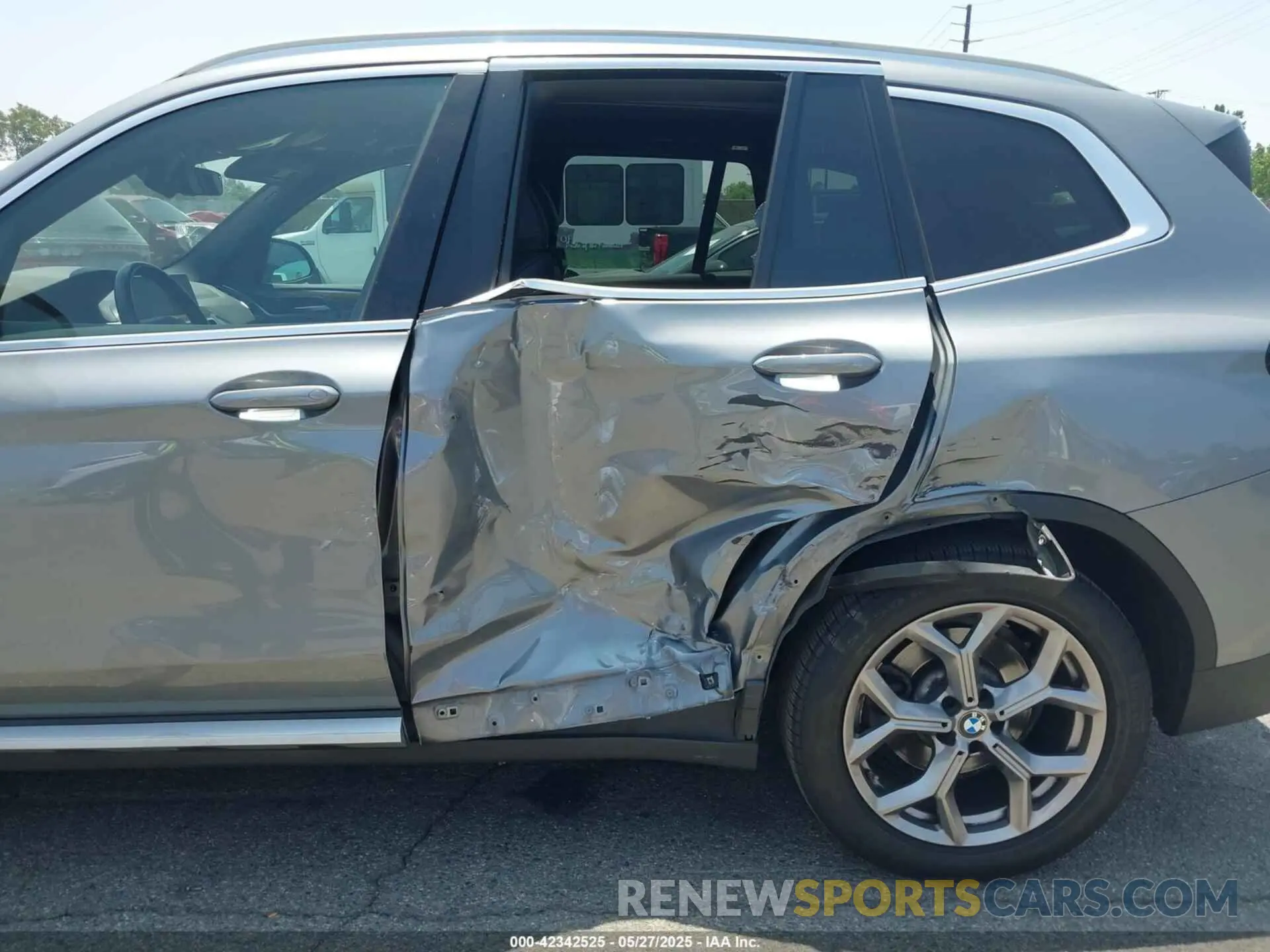 6 Photograph of a damaged car 5UX43DP00P9N81476 BMW X3 2023