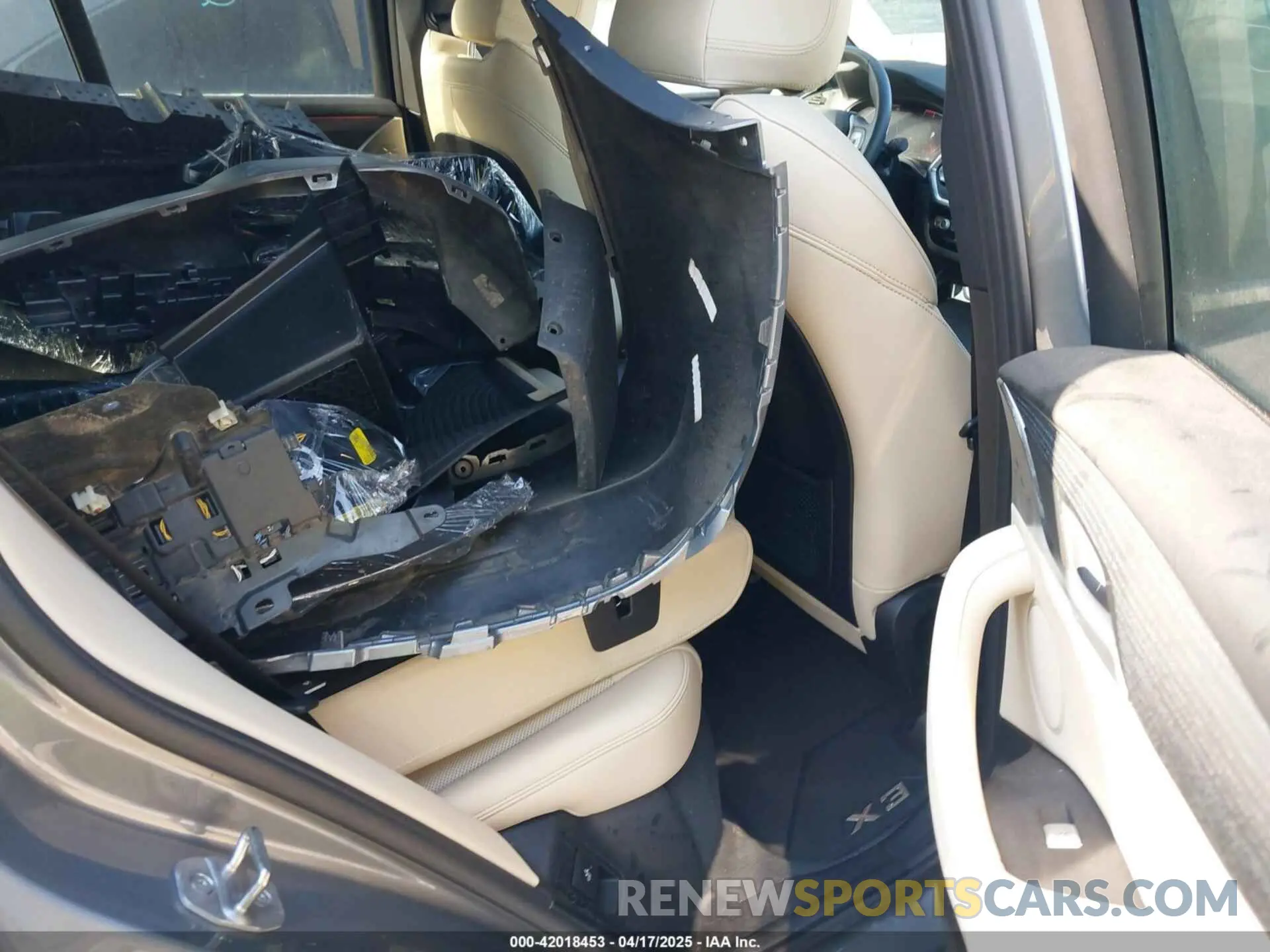 8 Photograph of a damaged car 5UX43DP00P9S59680 BMW X3 2023