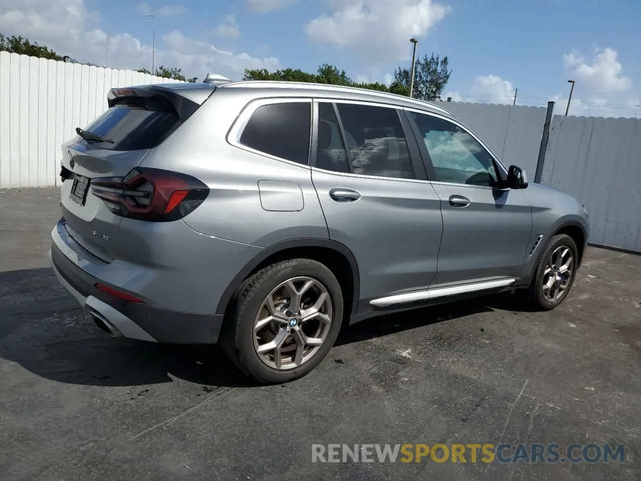 3 Photograph of a damaged car 5UX43DP03P9S10313 BMW X3 2023
