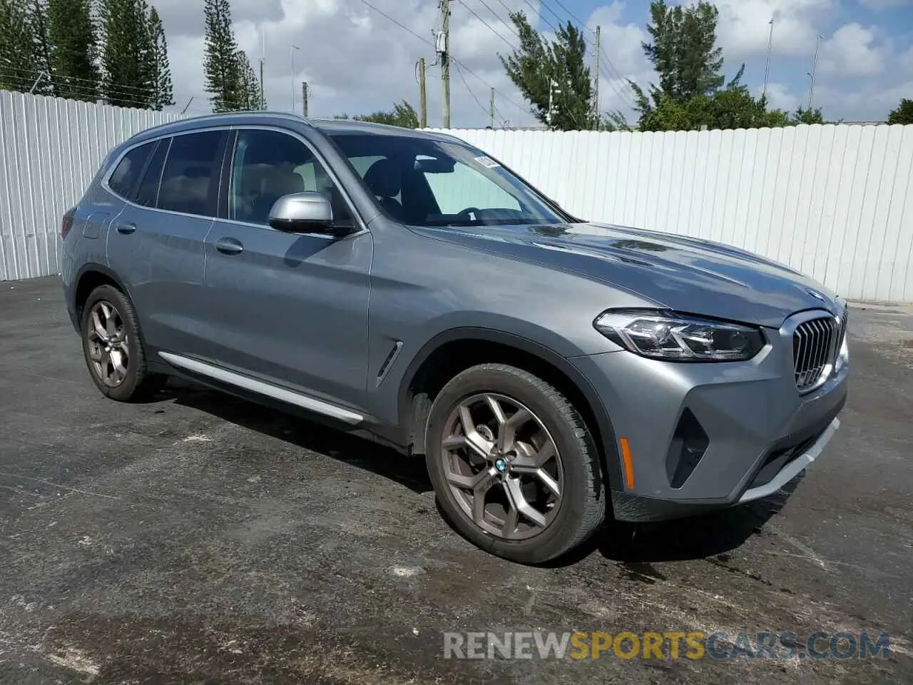 4 Photograph of a damaged car 5UX43DP03P9S10313 BMW X3 2023