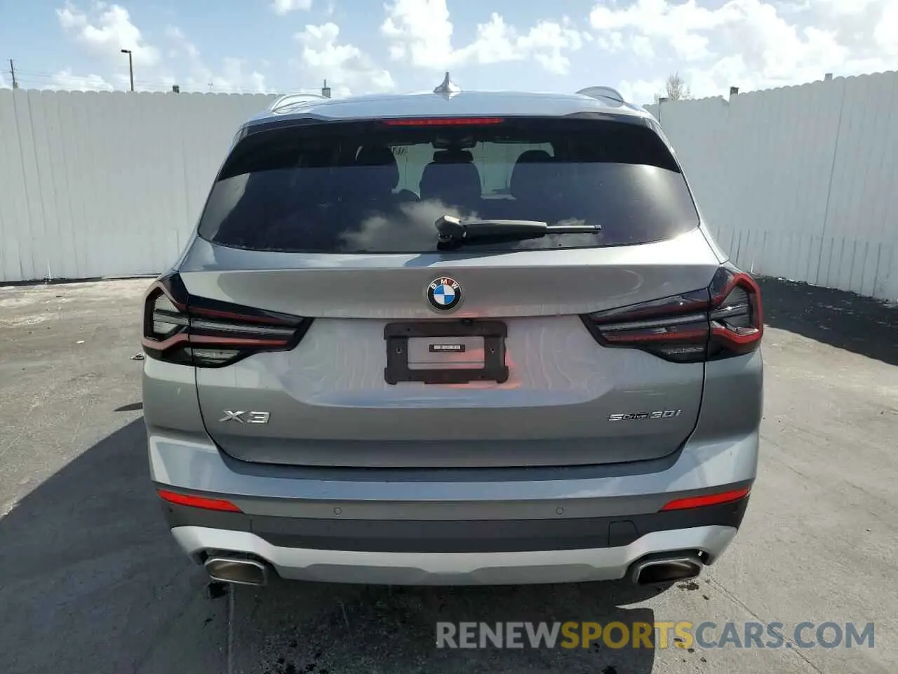 6 Photograph of a damaged car 5UX43DP03P9S10313 BMW X3 2023