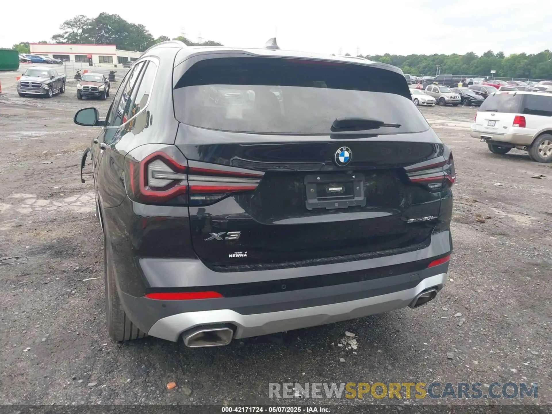 16 Photograph of a damaged car 5UX43DP04P9S20204 BMW X3 2023