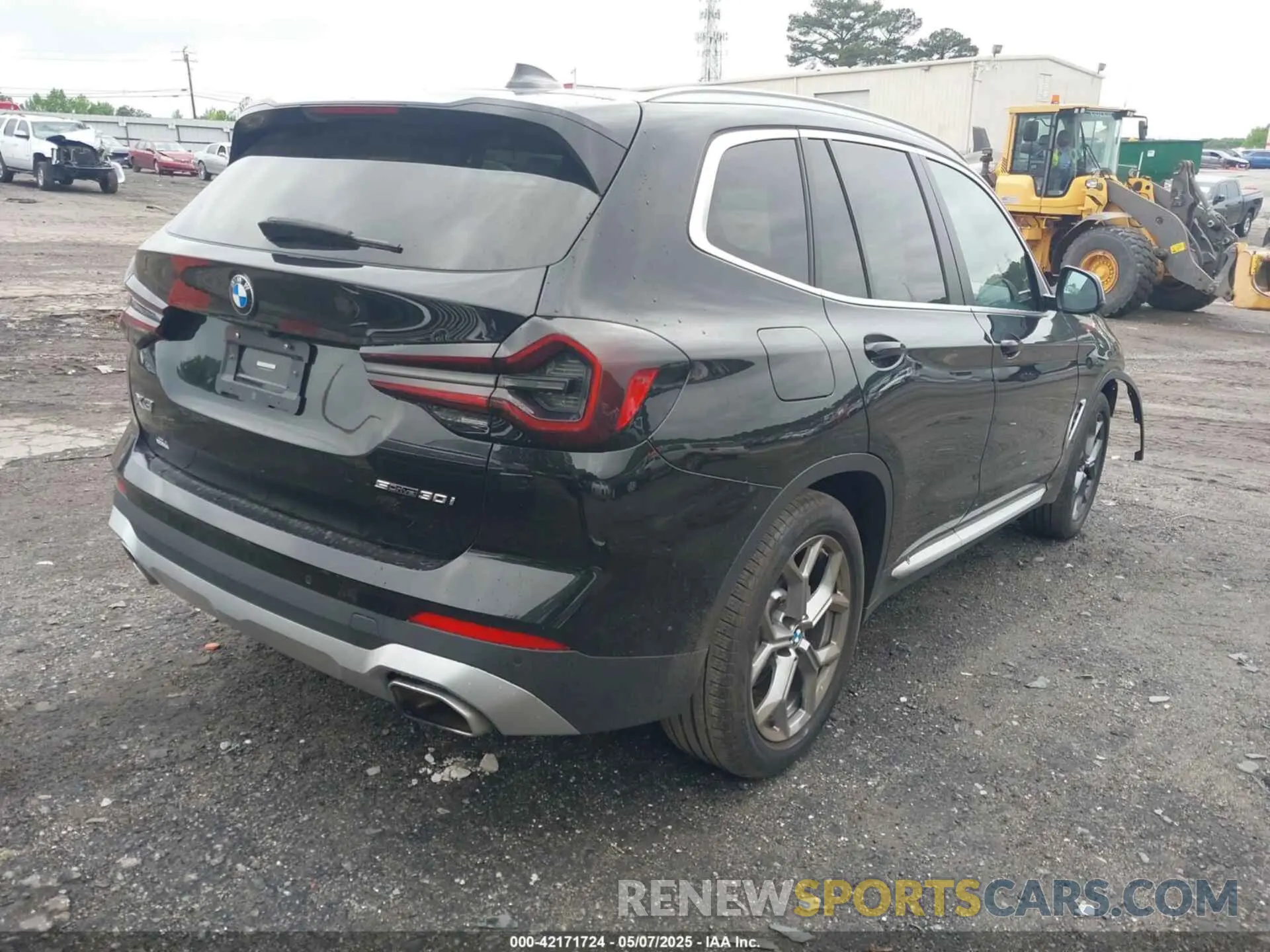 4 Photograph of a damaged car 5UX43DP04P9S20204 BMW X3 2023
