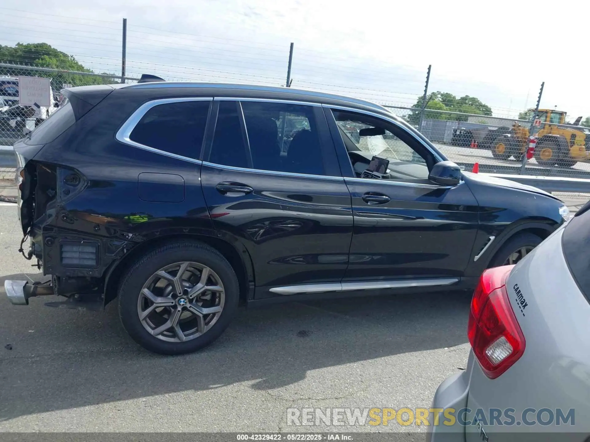14 Photograph of a damaged car 5UX43DP04P9S68396 BMW X3 2023
