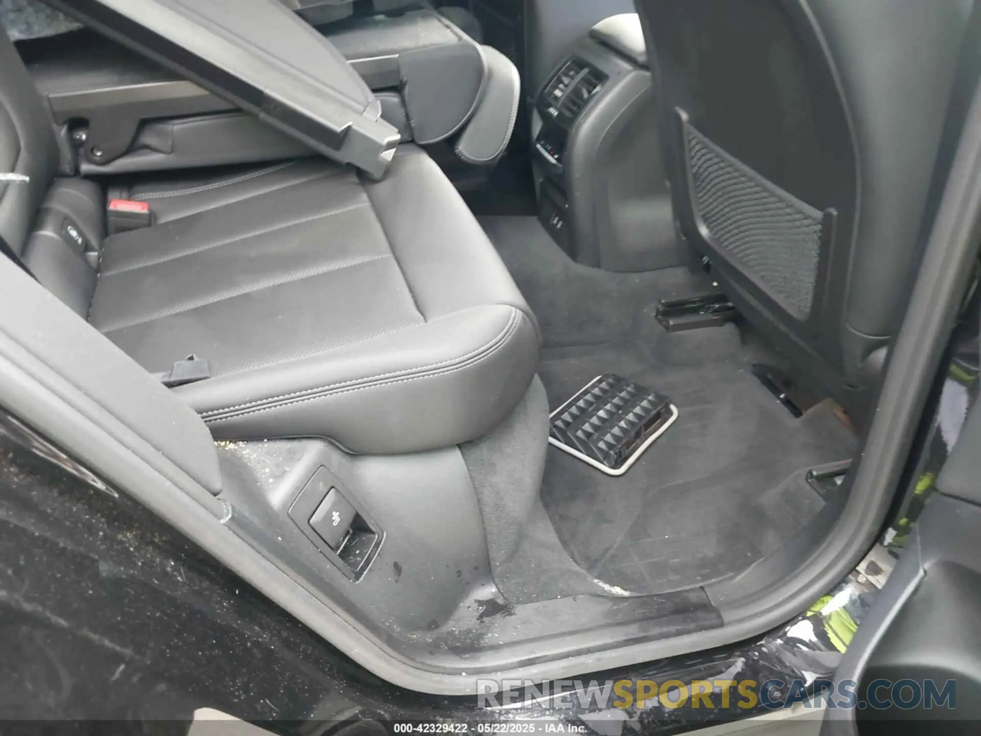 8 Photograph of a damaged car 5UX43DP04P9S68396 BMW X3 2023