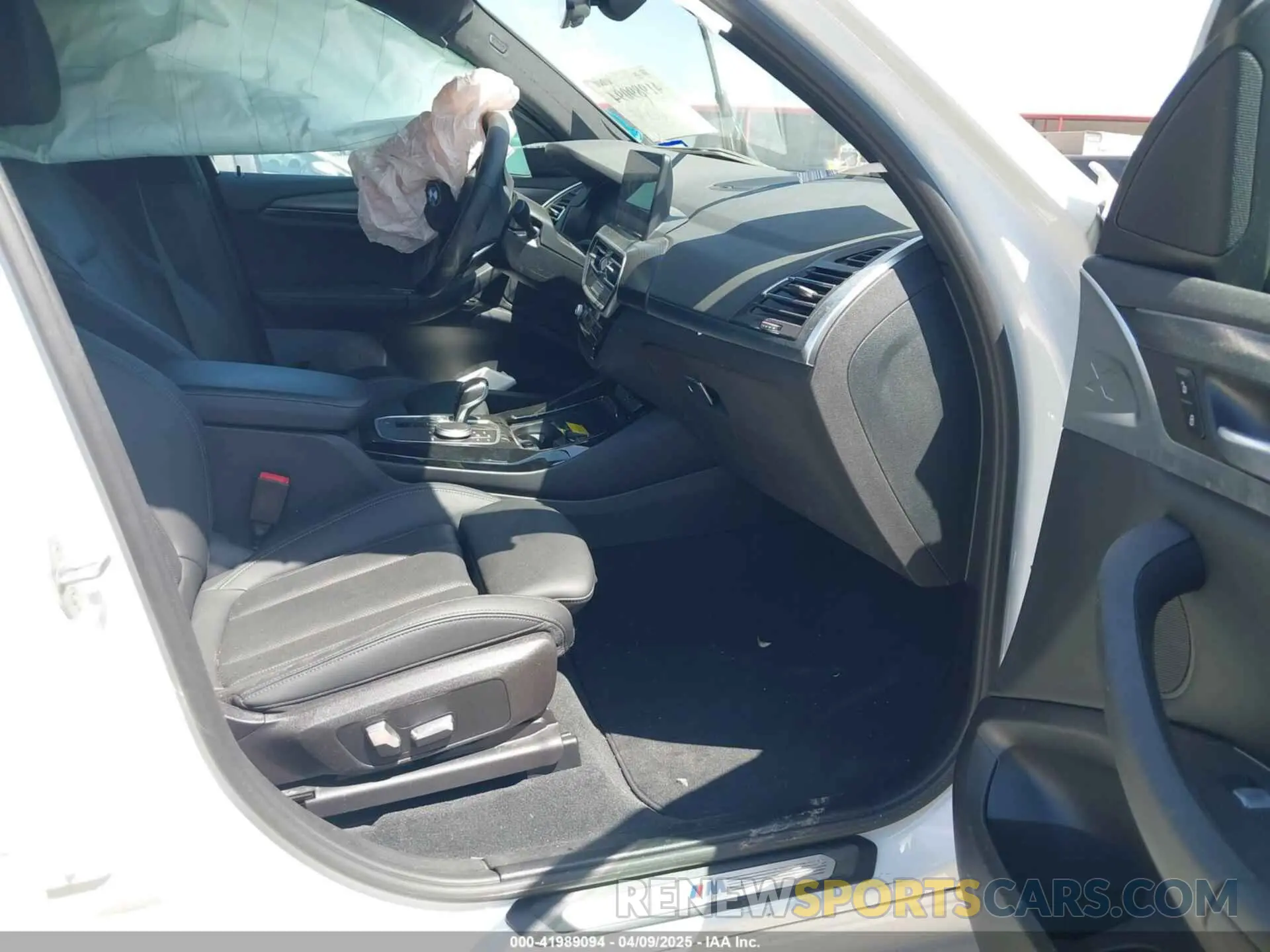 5 Photograph of a damaged car 5UX43DP05P9S19868 BMW X3 2023