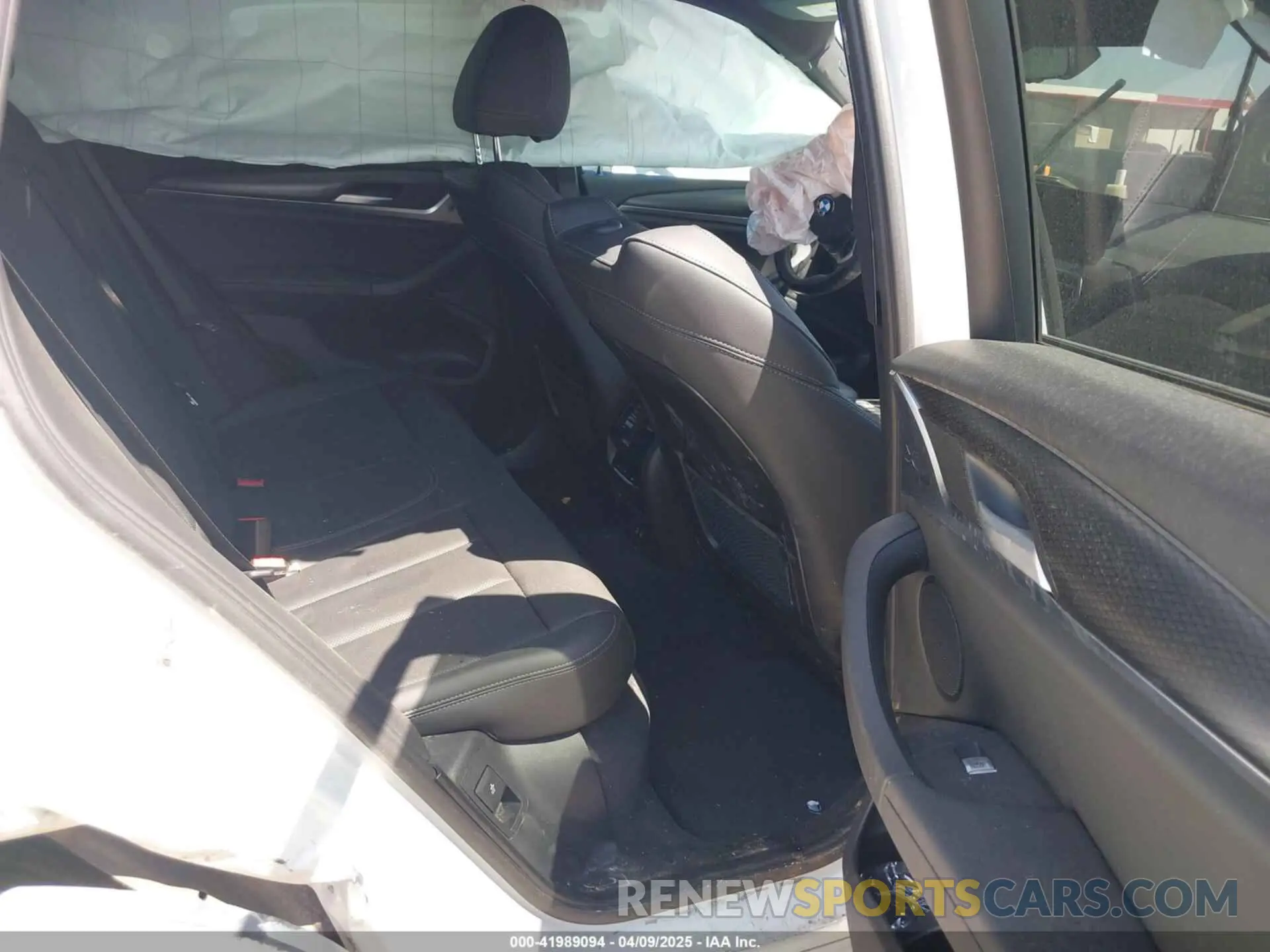 8 Photograph of a damaged car 5UX43DP05P9S19868 BMW X3 2023