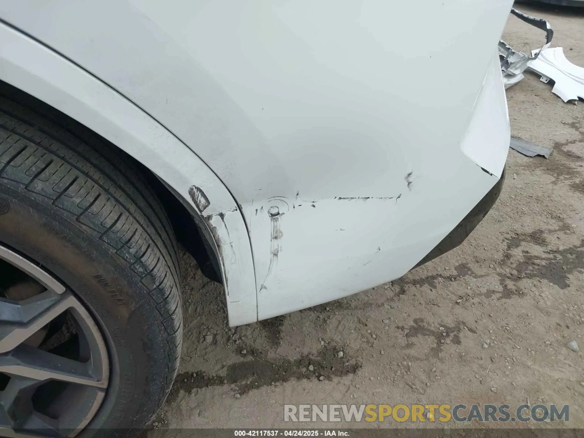 19 Photograph of a damaged car 5UX43DP06P9R32858 BMW X3 2023