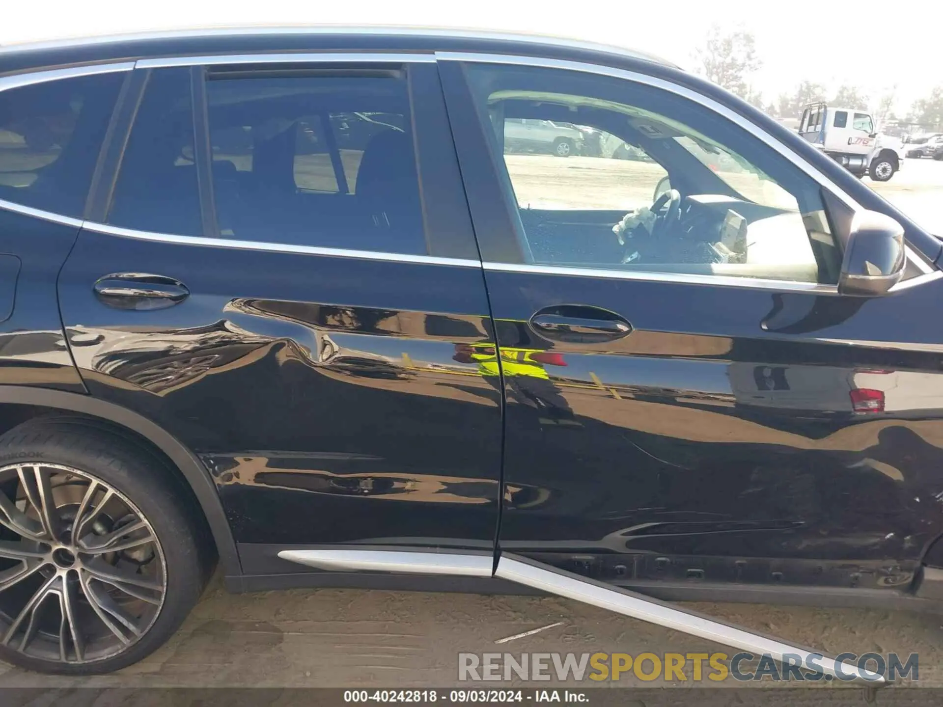 14 Photograph of a damaged car 5UX43DP08P9P10130 BMW X3 2023