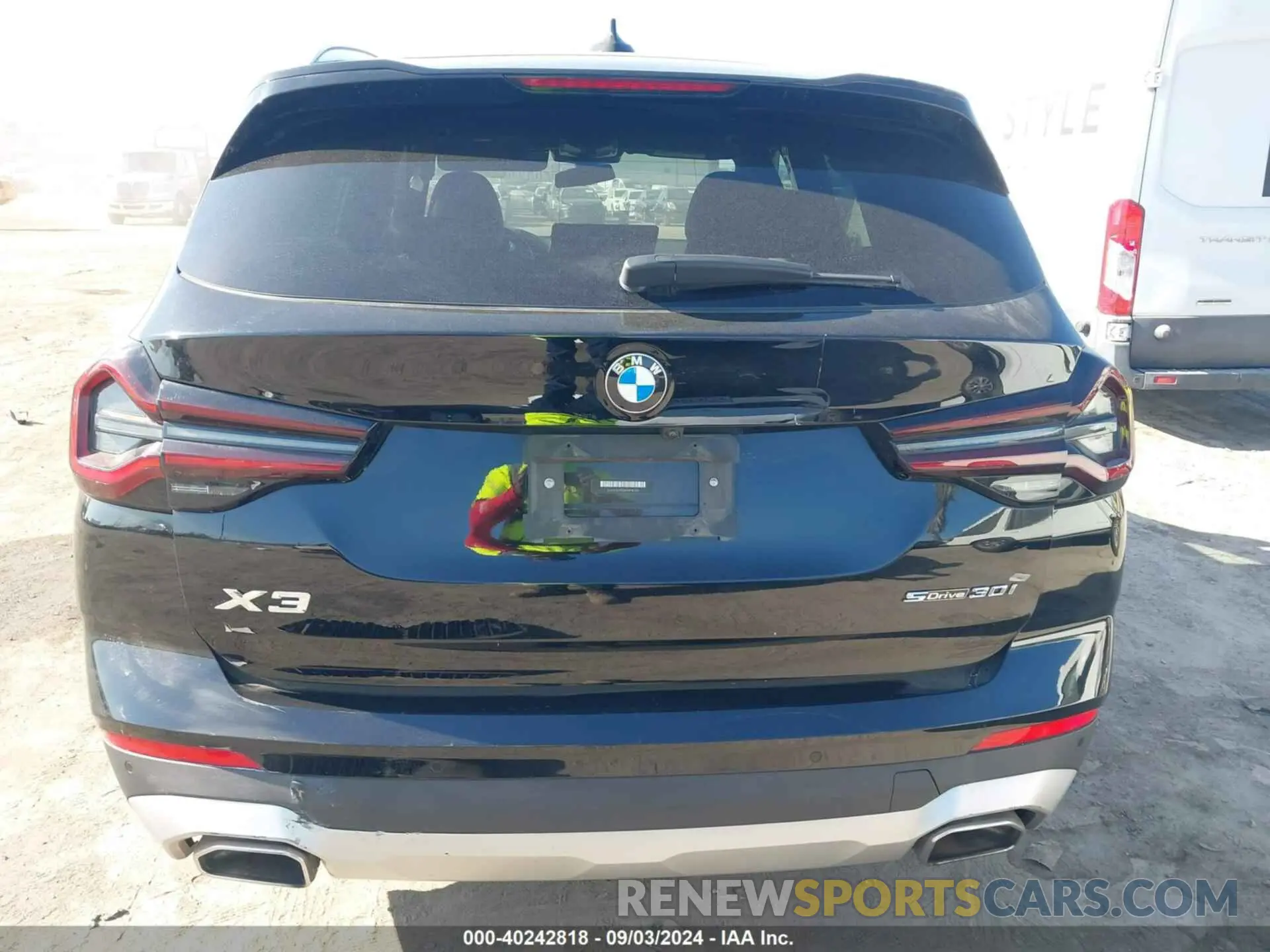17 Photograph of a damaged car 5UX43DP08P9P10130 BMW X3 2023
