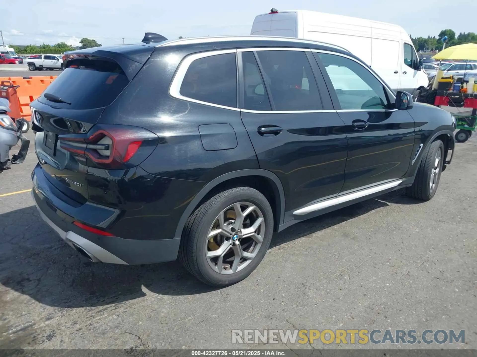 4 Photograph of a damaged car 5UX53DP00P9R81784 BMW X3 2023