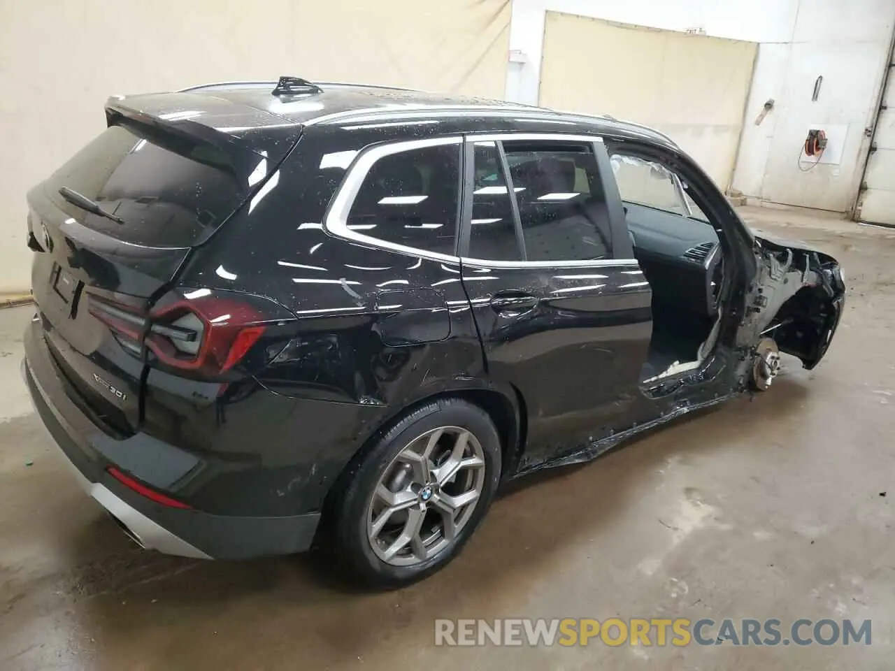 3 Photograph of a damaged car 5UX53DP00P9S71445 BMW X3 2023