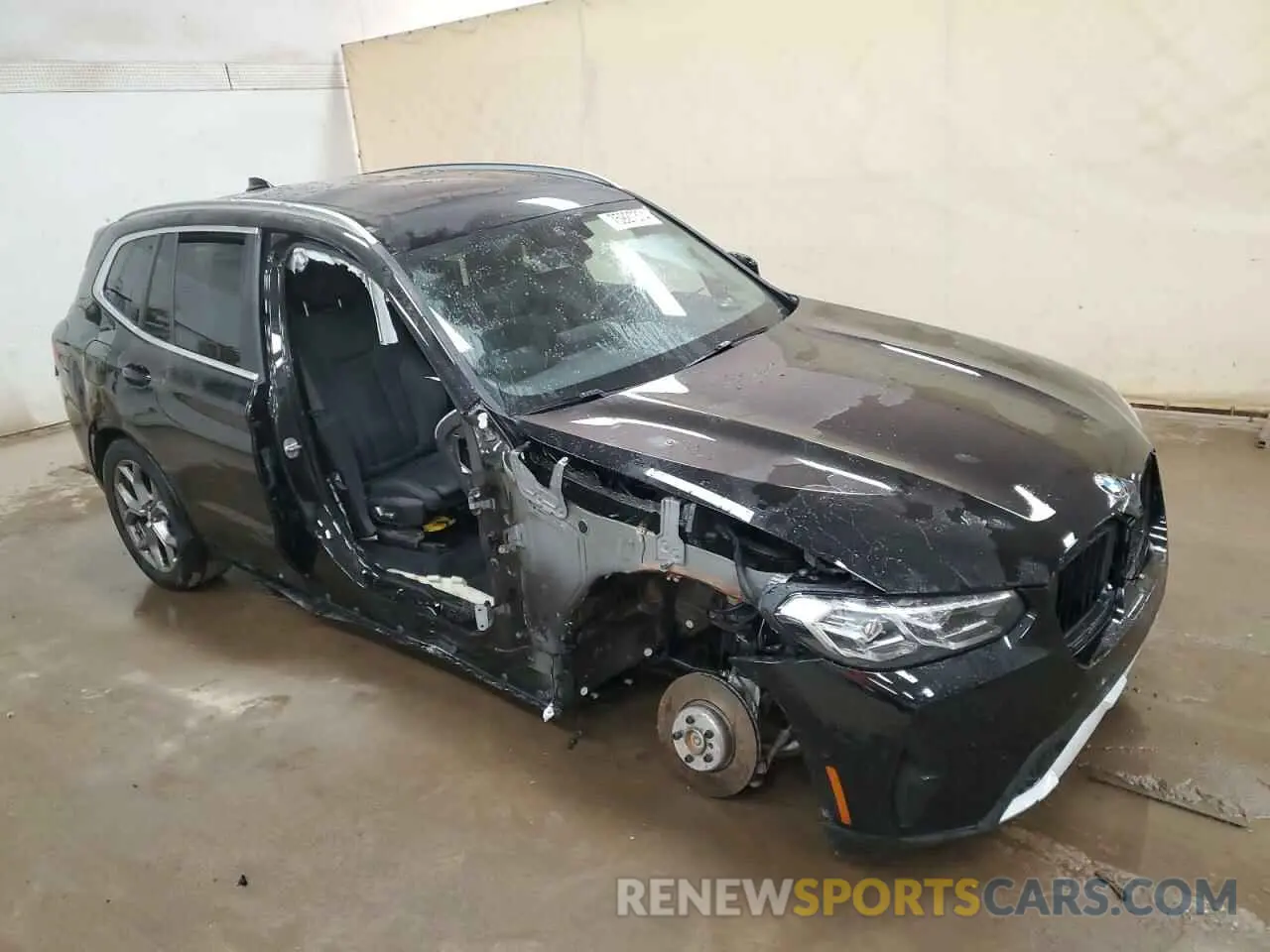 4 Photograph of a damaged car 5UX53DP00P9S71445 BMW X3 2023