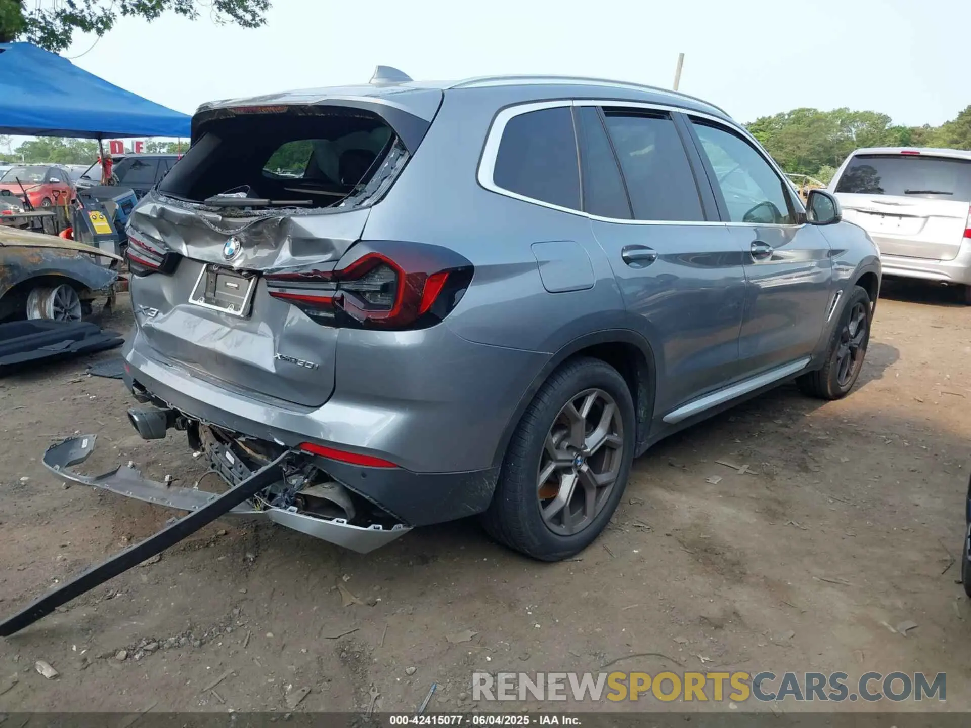 4 Photograph of a damaged car 5UX53DP01P9S20486 BMW X3 2023