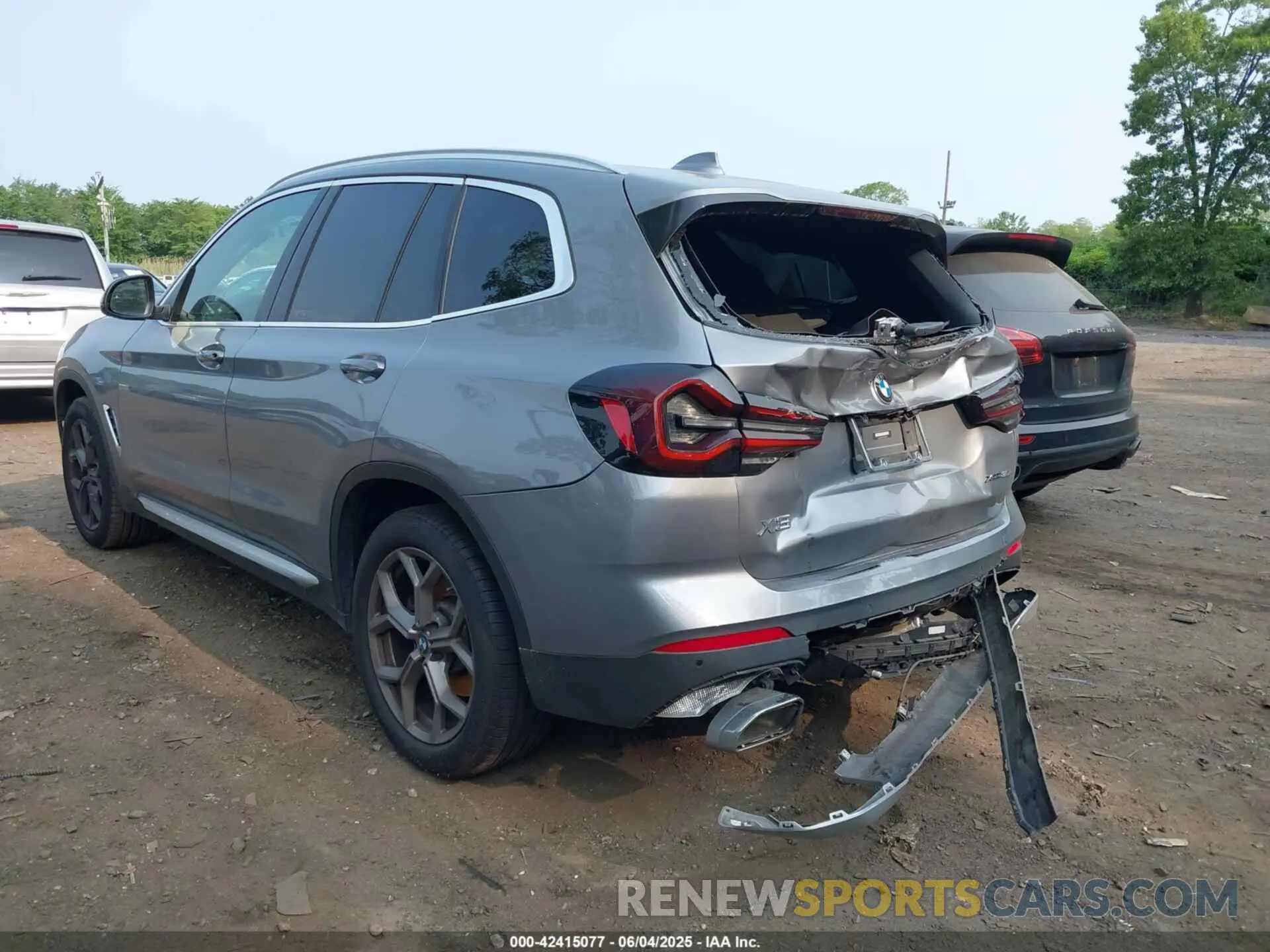 6 Photograph of a damaged car 5UX53DP01P9S20486 BMW X3 2023
