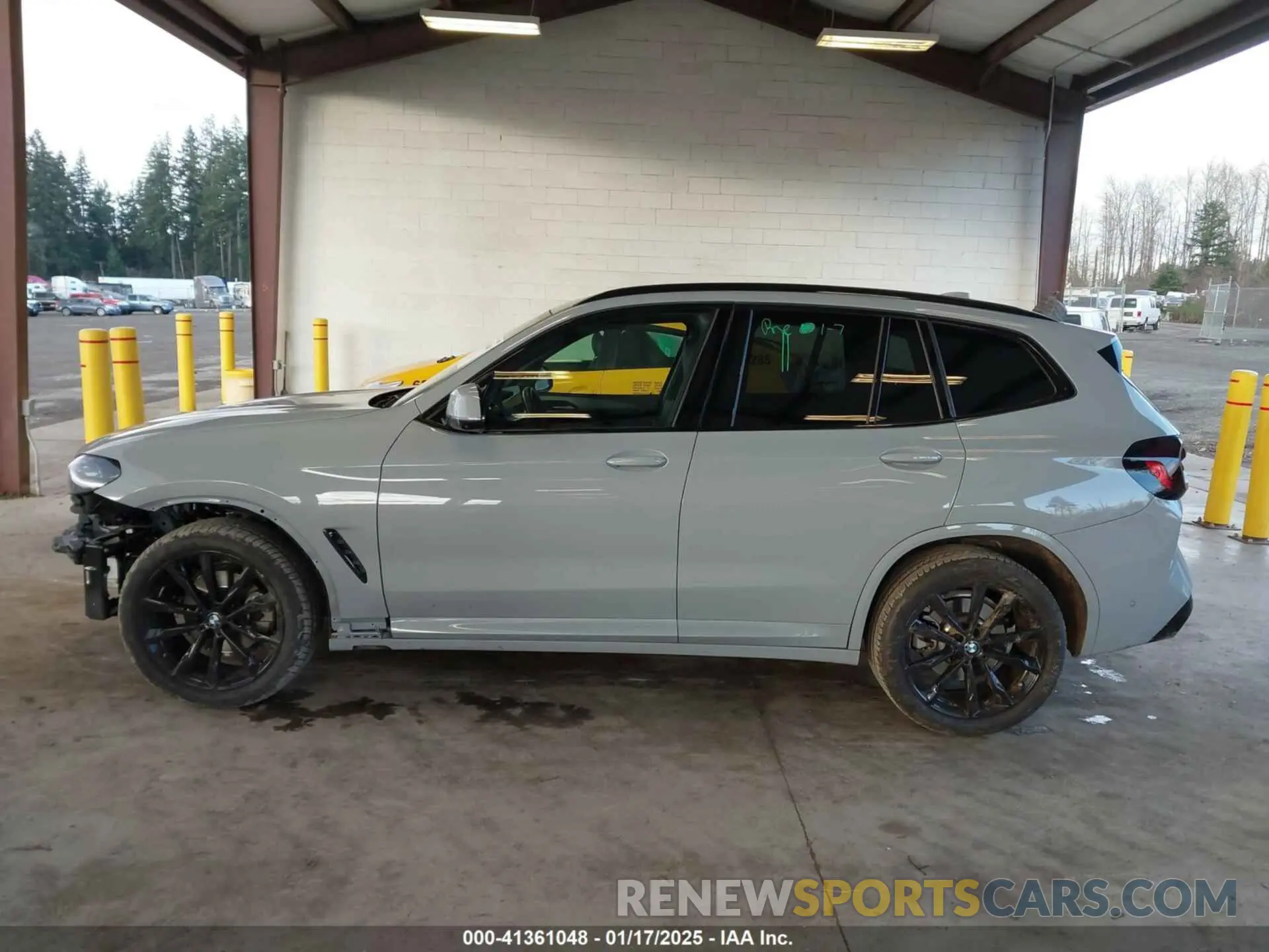 15 Photograph of a damaged car 5UX53DP04P9N97930 BMW X3 2023