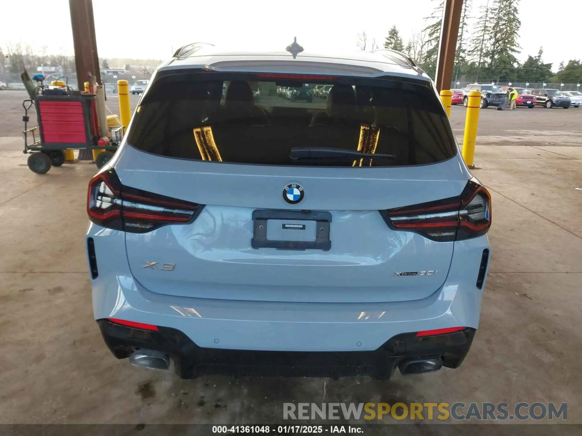 17 Photograph of a damaged car 5UX53DP04P9N97930 BMW X3 2023