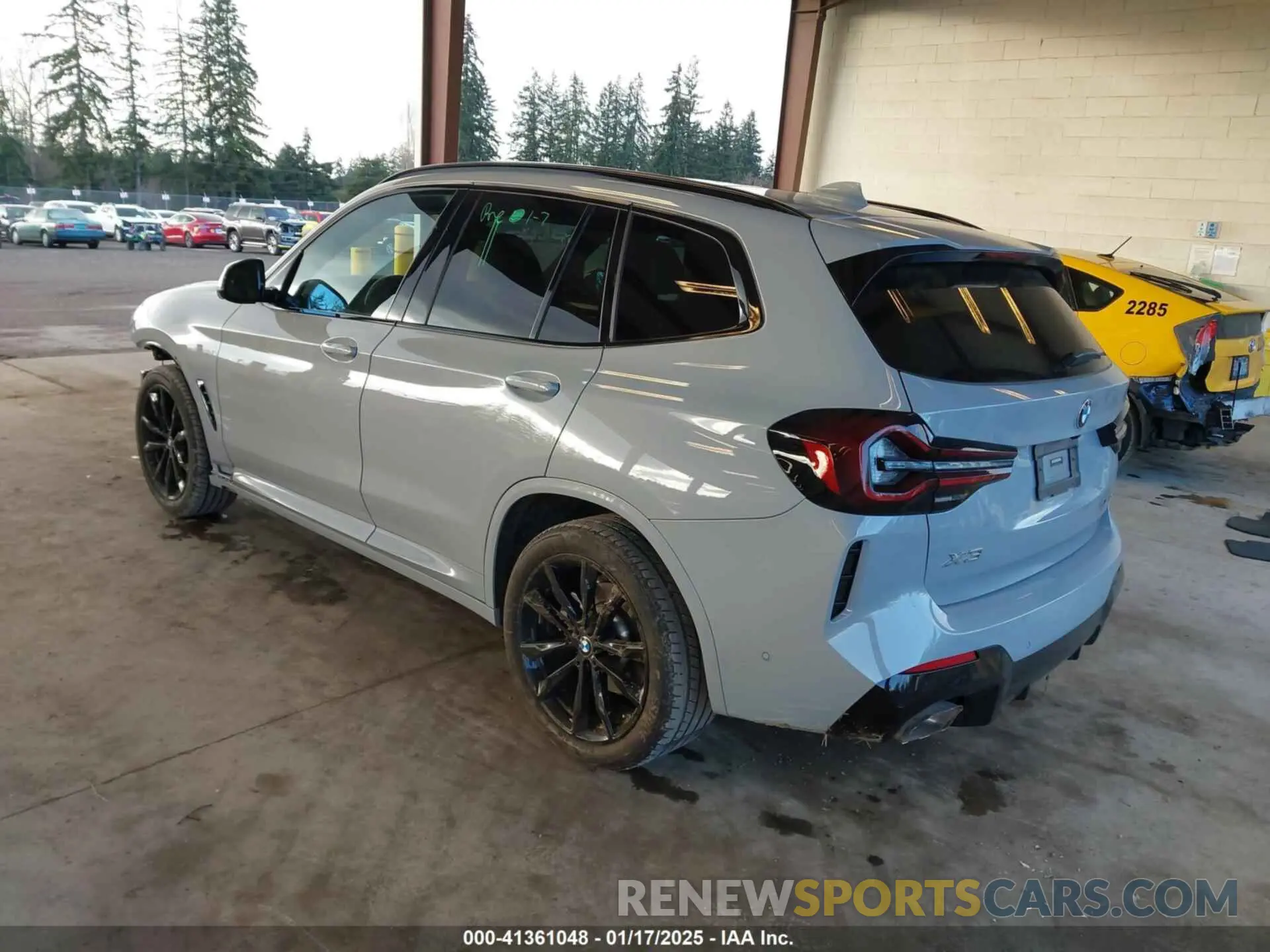3 Photograph of a damaged car 5UX53DP04P9N97930 BMW X3 2023
