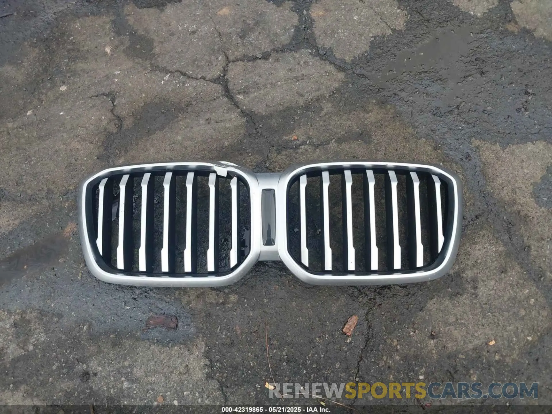 11 Photograph of a damaged car 5UX53DP05P9R38820 BMW X3 2023