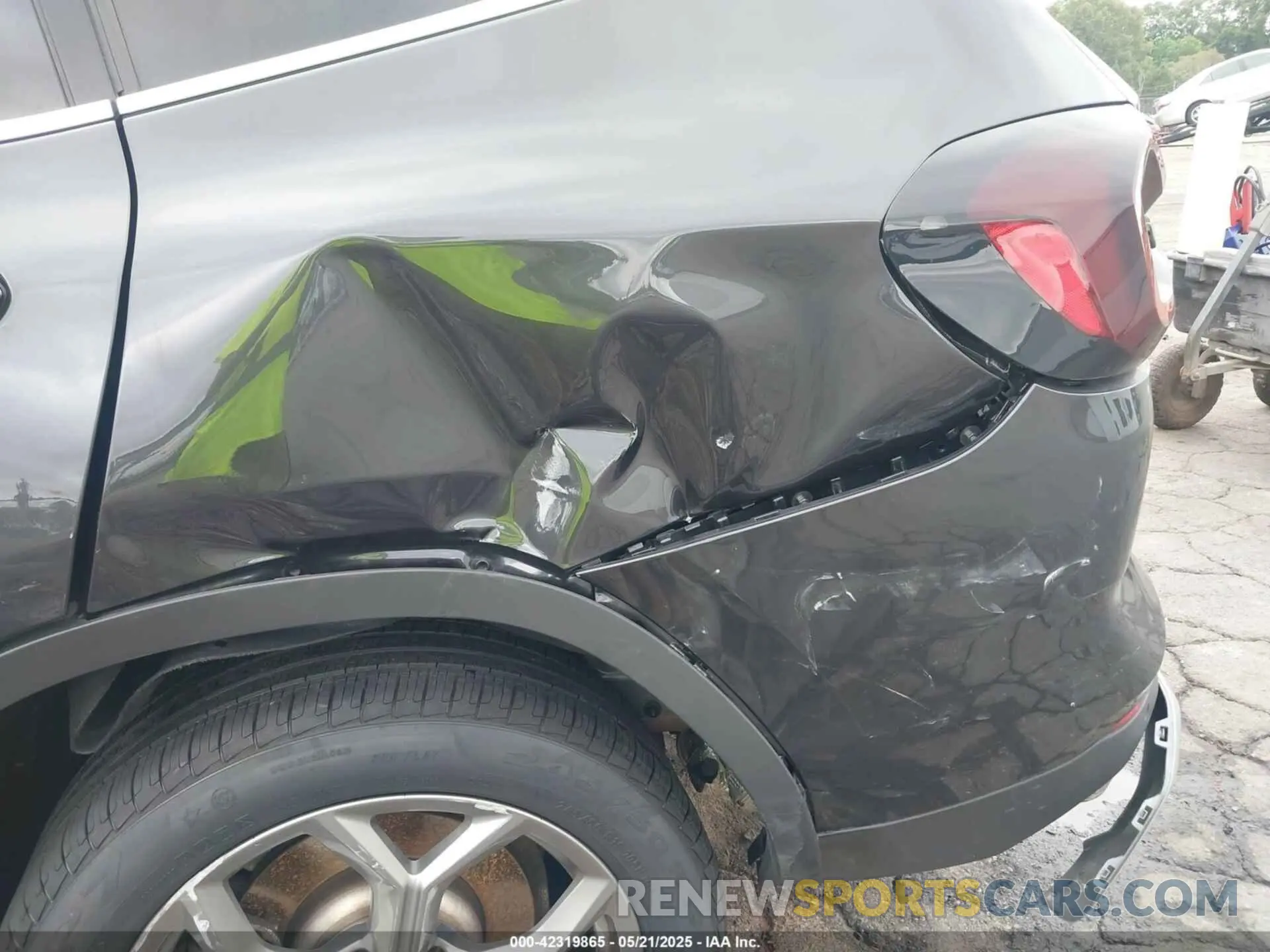 17 Photograph of a damaged car 5UX53DP05P9R38820 BMW X3 2023