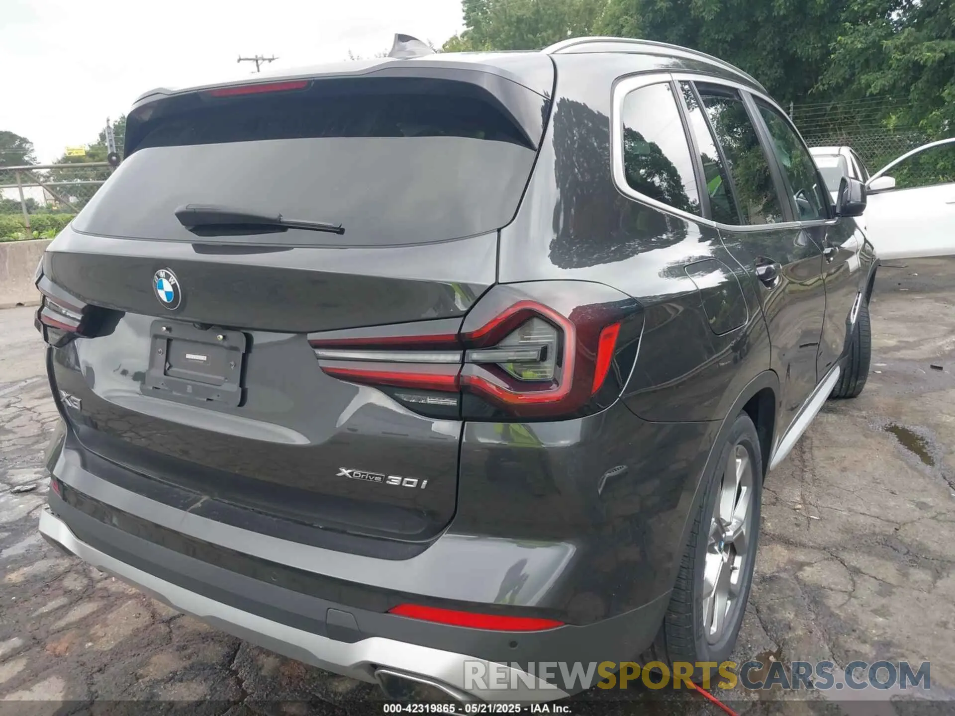 4 Photograph of a damaged car 5UX53DP05P9R38820 BMW X3 2023