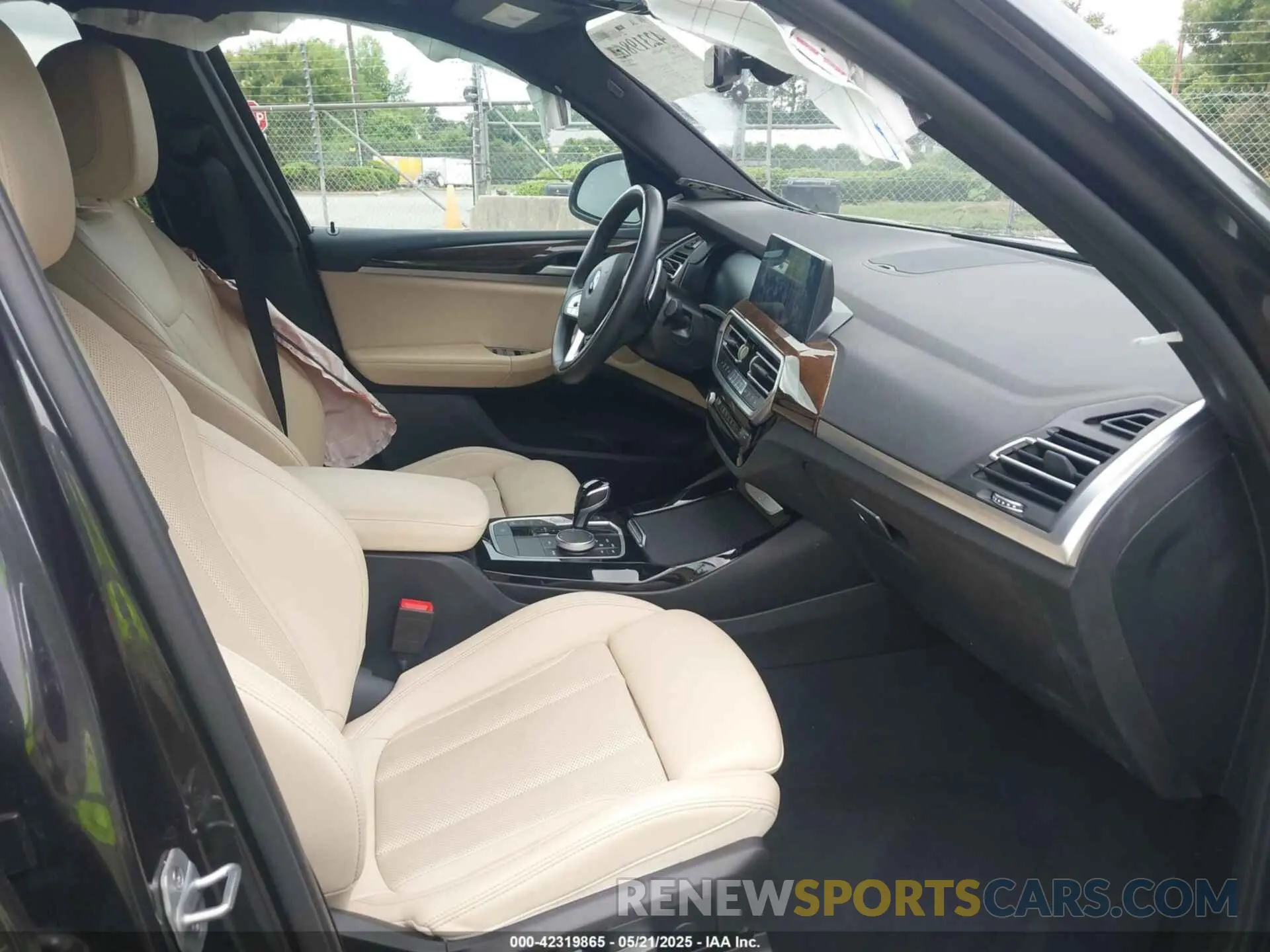 5 Photograph of a damaged car 5UX53DP05P9R38820 BMW X3 2023