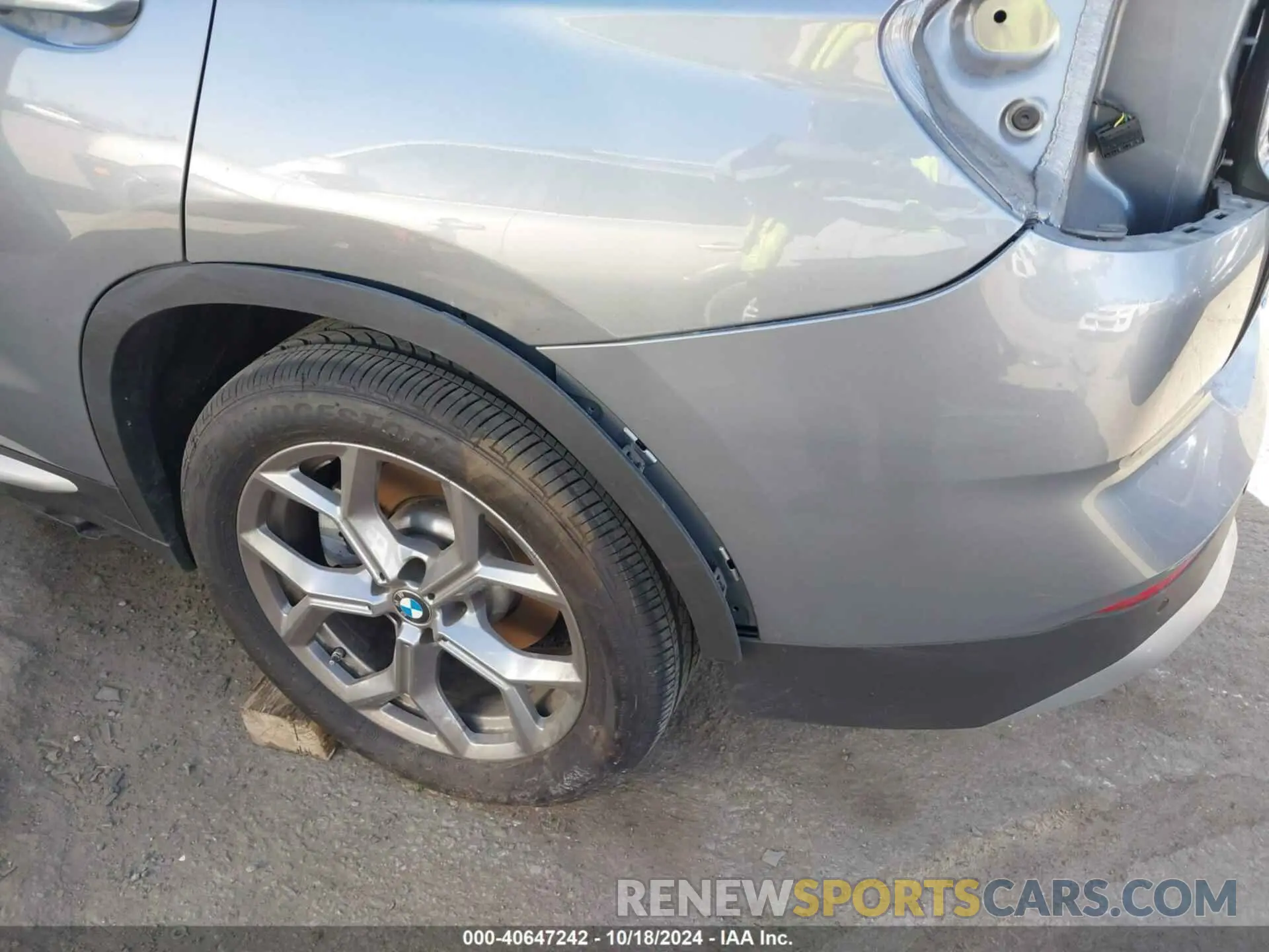 18 Photograph of a damaged car 5UX53DP06P9S97385 BMW X3 2023