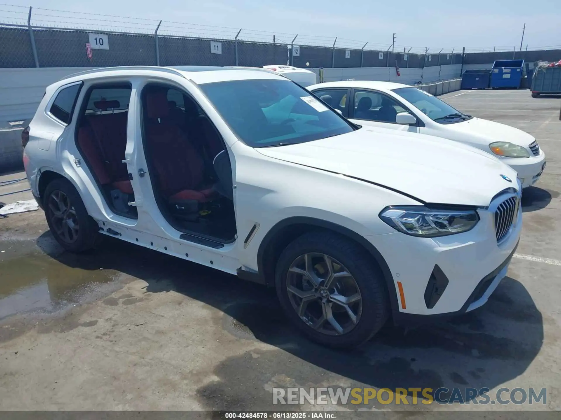 1 Photograph of a damaged car 5UX53DP07P9R97920 BMW X3 2023