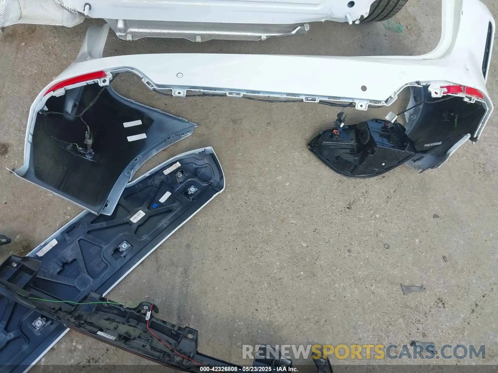 12 Photograph of a damaged car 5UX43DP03R9X37545 BMW X3 2024