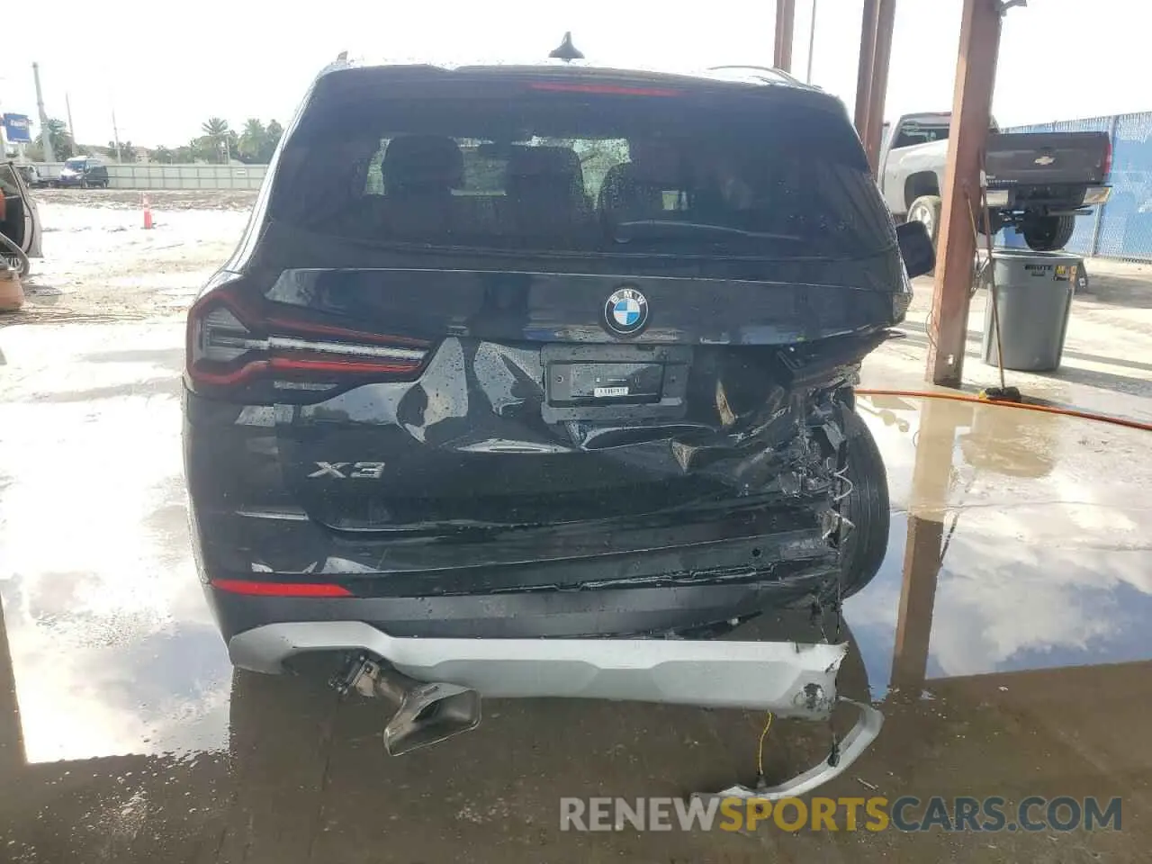 6 Photograph of a damaged car 5UX43DP06R9U19872 BMW X3 2024