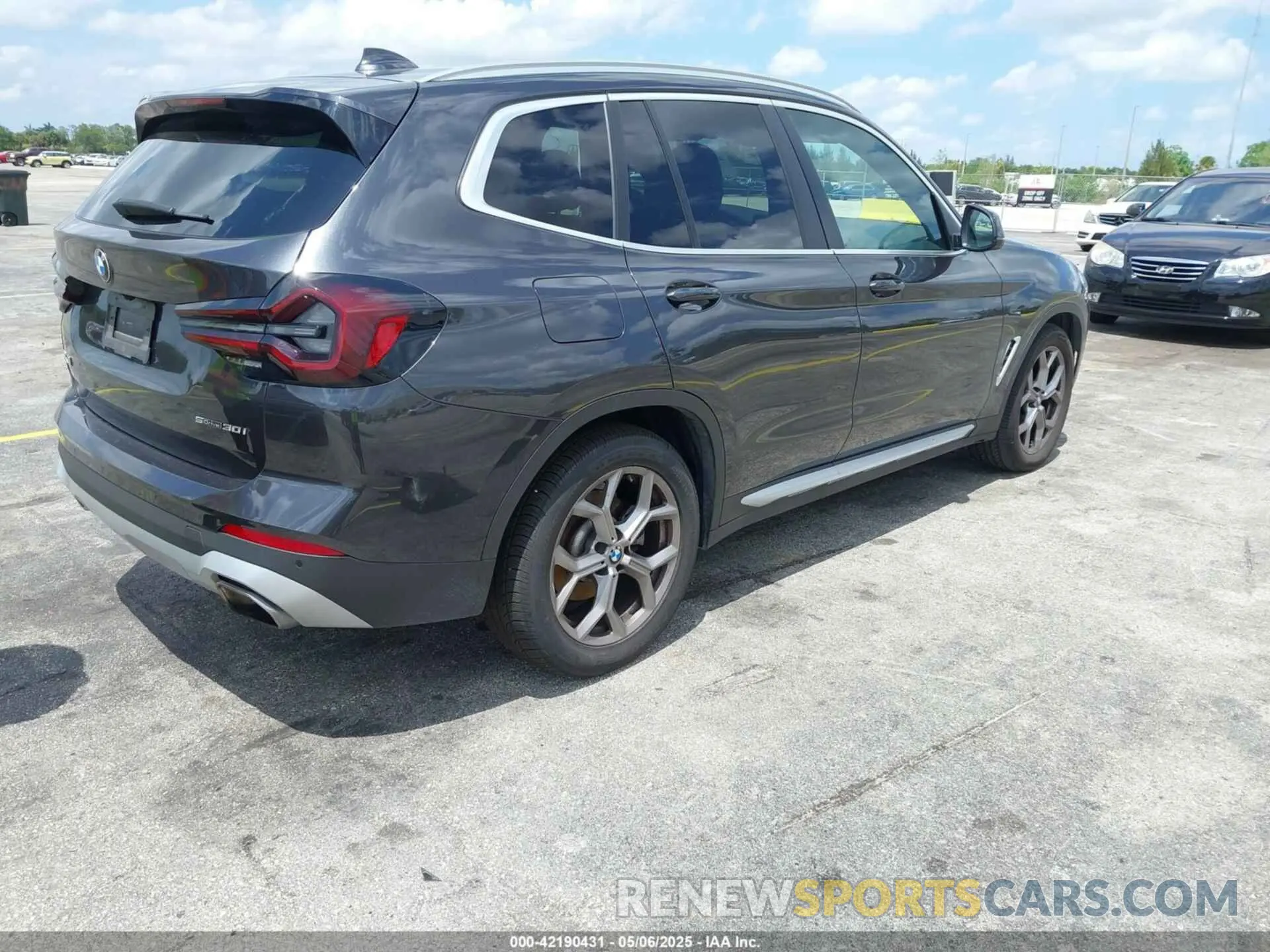 4 Photograph of a damaged car 5UX43DP09R9T81912 BMW X3 2024