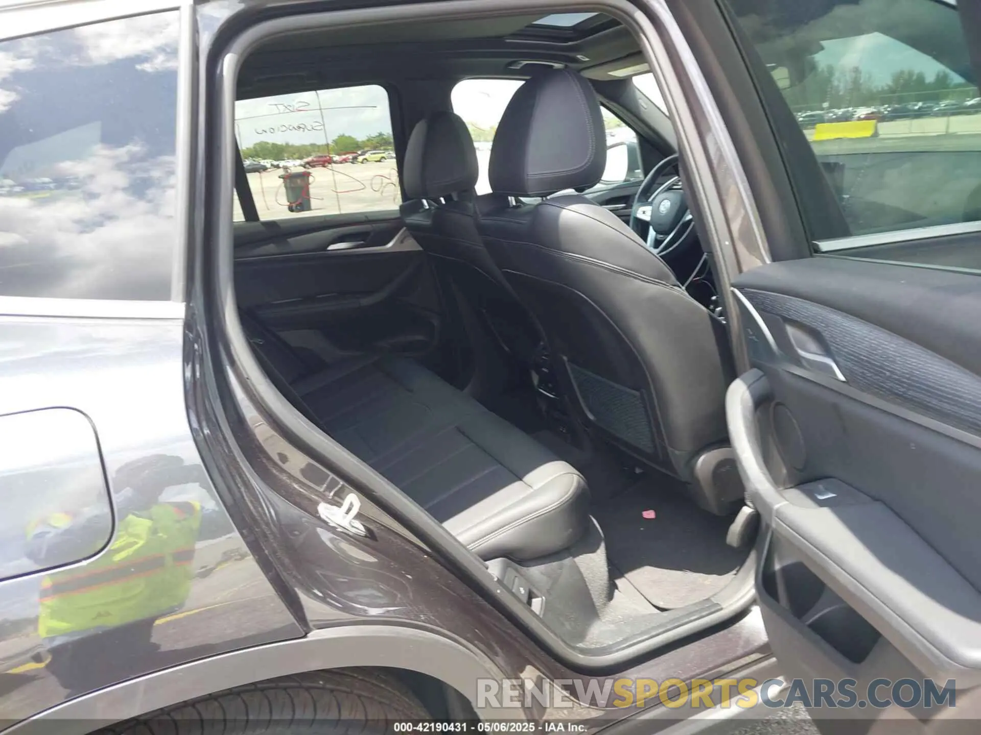 8 Photograph of a damaged car 5UX43DP09R9T81912 BMW X3 2024