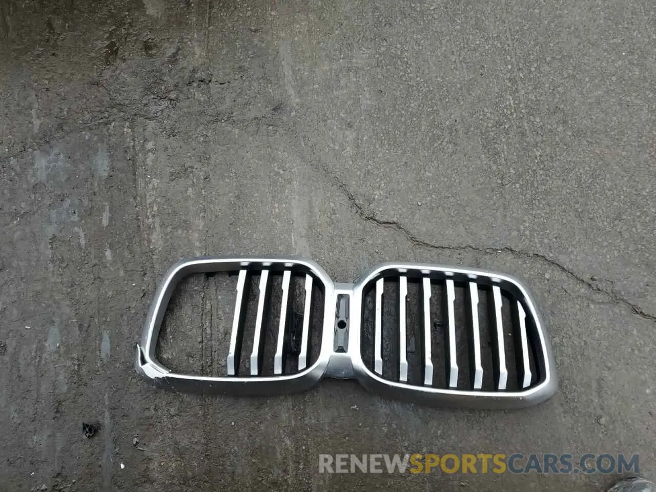 13 Photograph of a damaged car 5UX53DP02R9U35975 BMW X3 2024