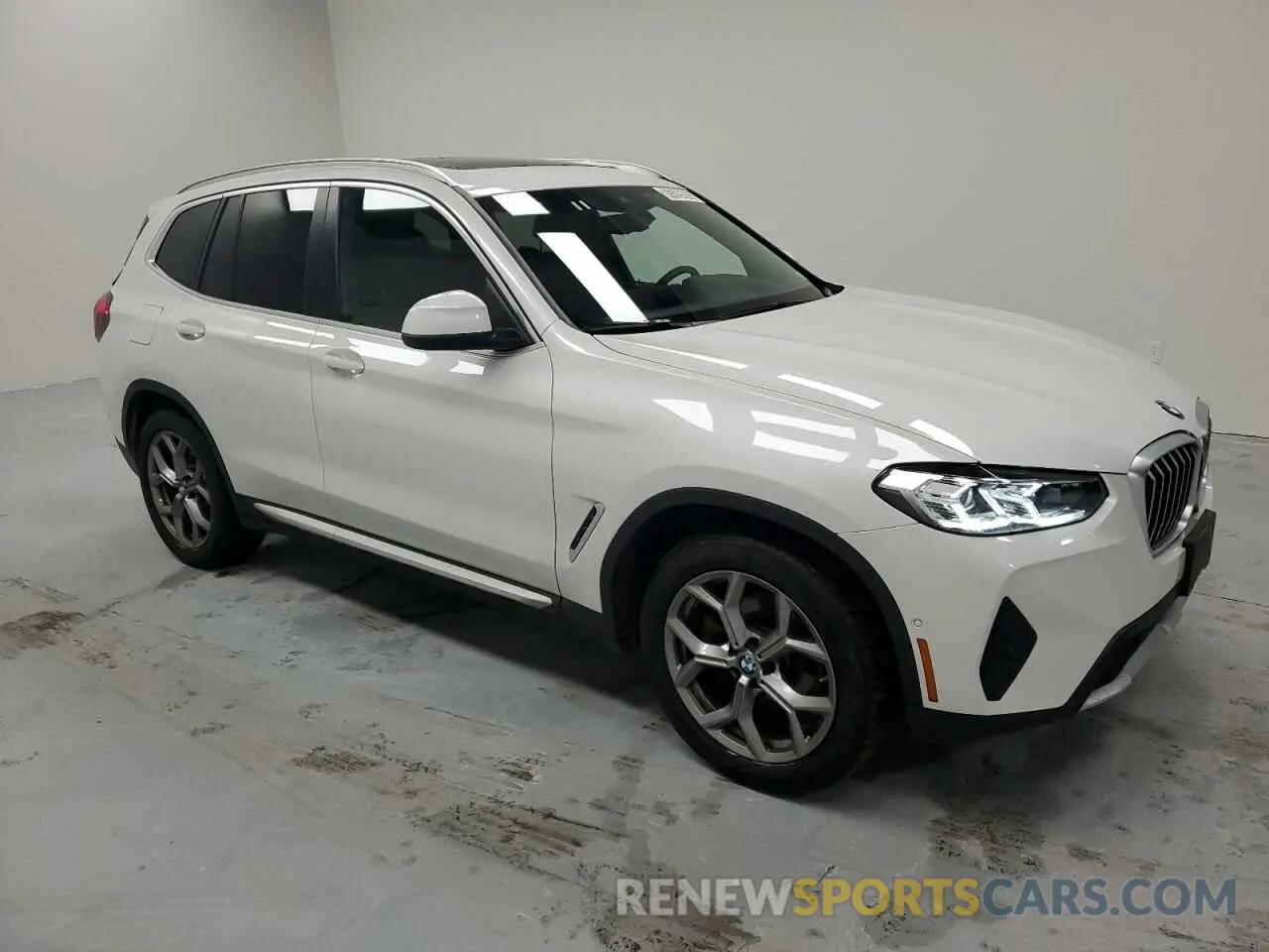 4 Photograph of a damaged car 5UX53DP05R9U63687 BMW X3 2024