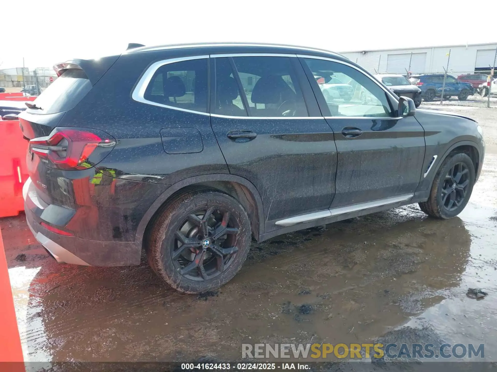 4 Photograph of a damaged car 5UX53DP05R9W01583 BMW X3 2024