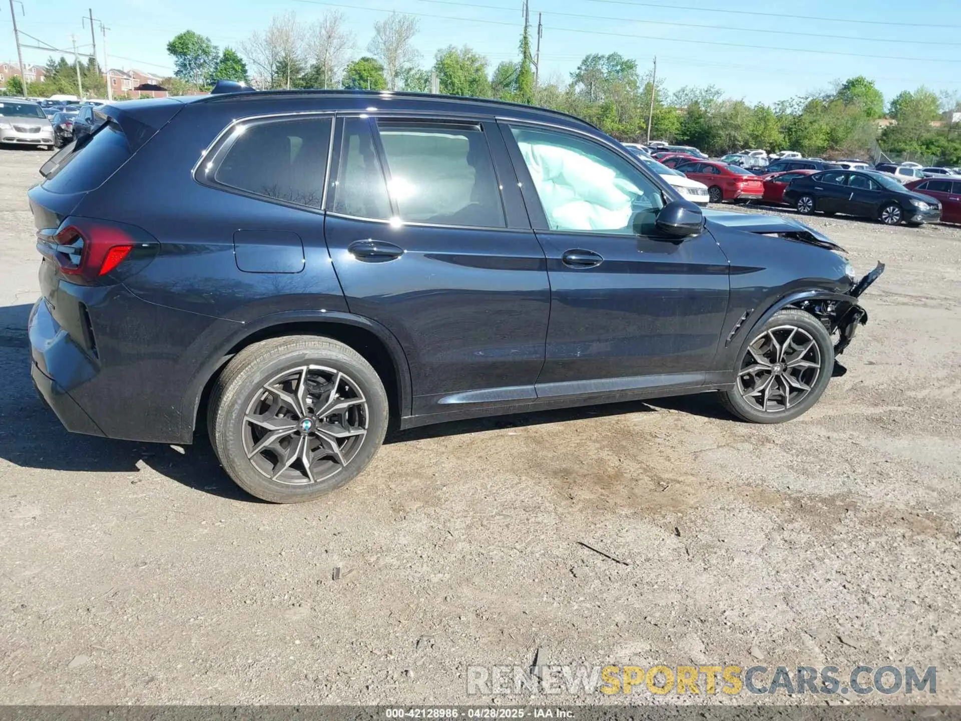 4 Photograph of a damaged car 5UX53DP08R9V36583 BMW X3 2024