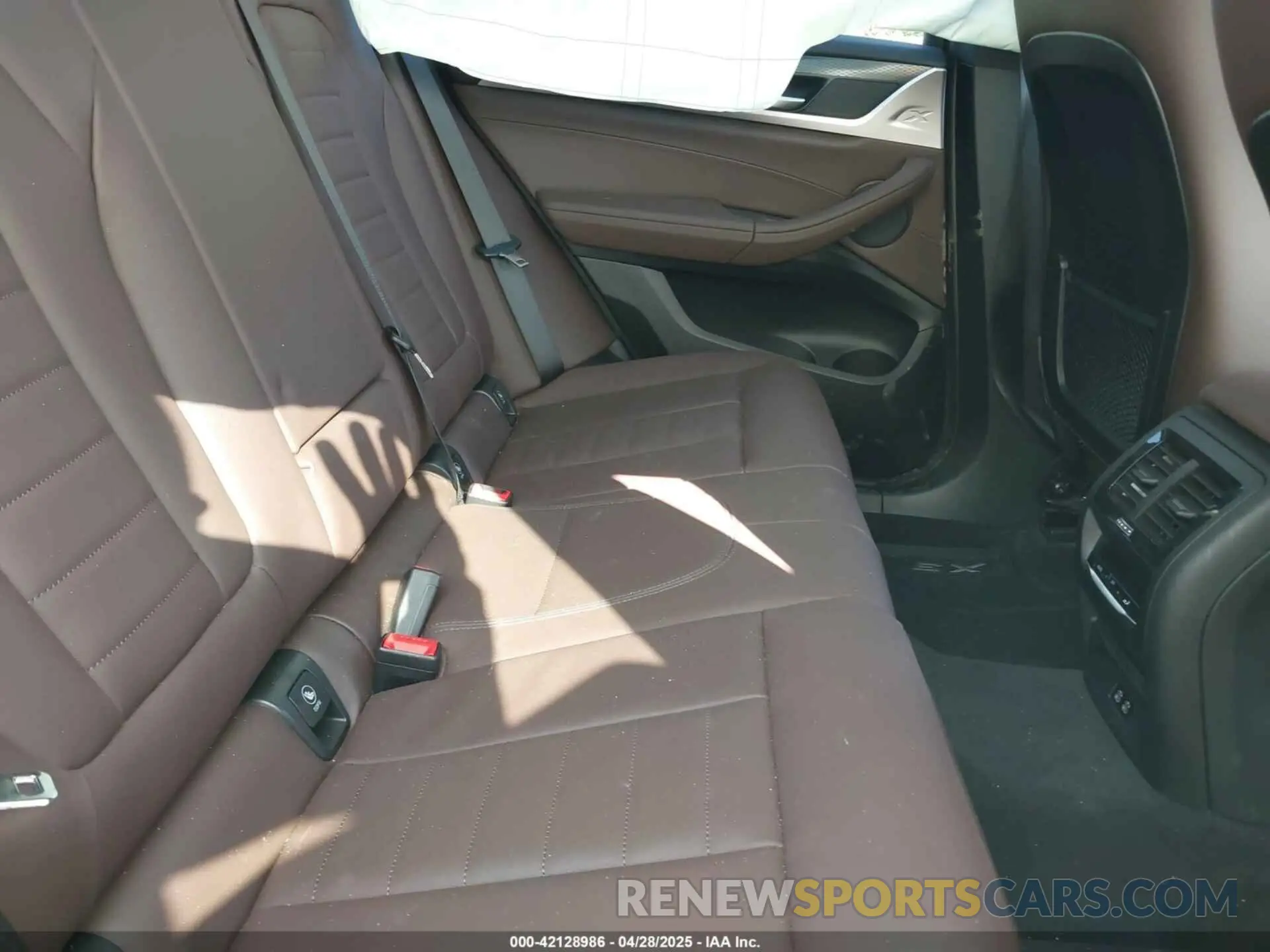 8 Photograph of a damaged car 5UX53DP08R9V36583 BMW X3 2024