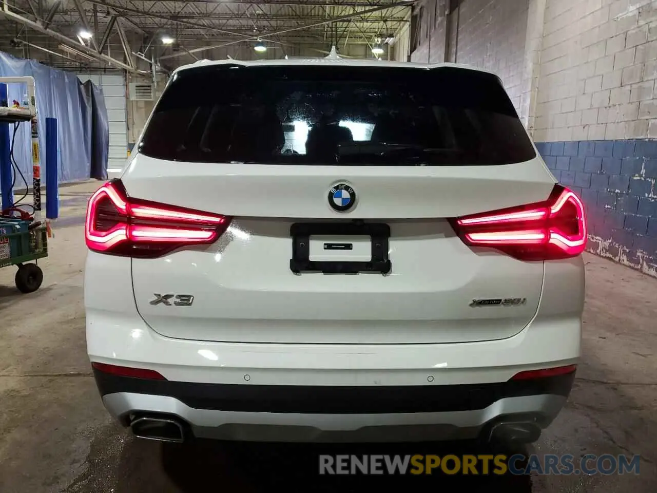 6 Photograph of a damaged car 5UX53DP09R9U40994 BMW X3 2024