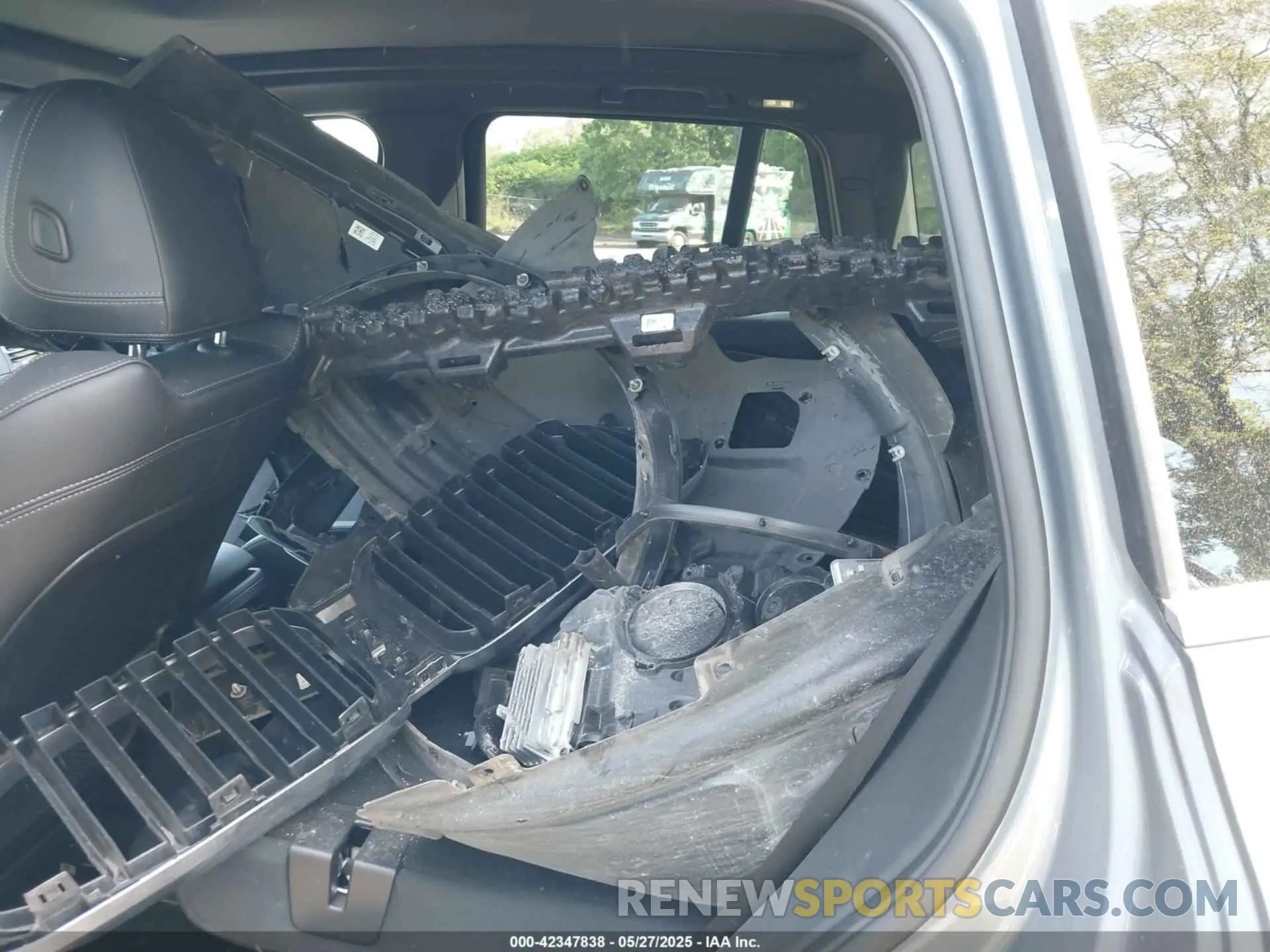 8 Photograph of a damaged car 5UX53DP09R9U54829 BMW X3 2024