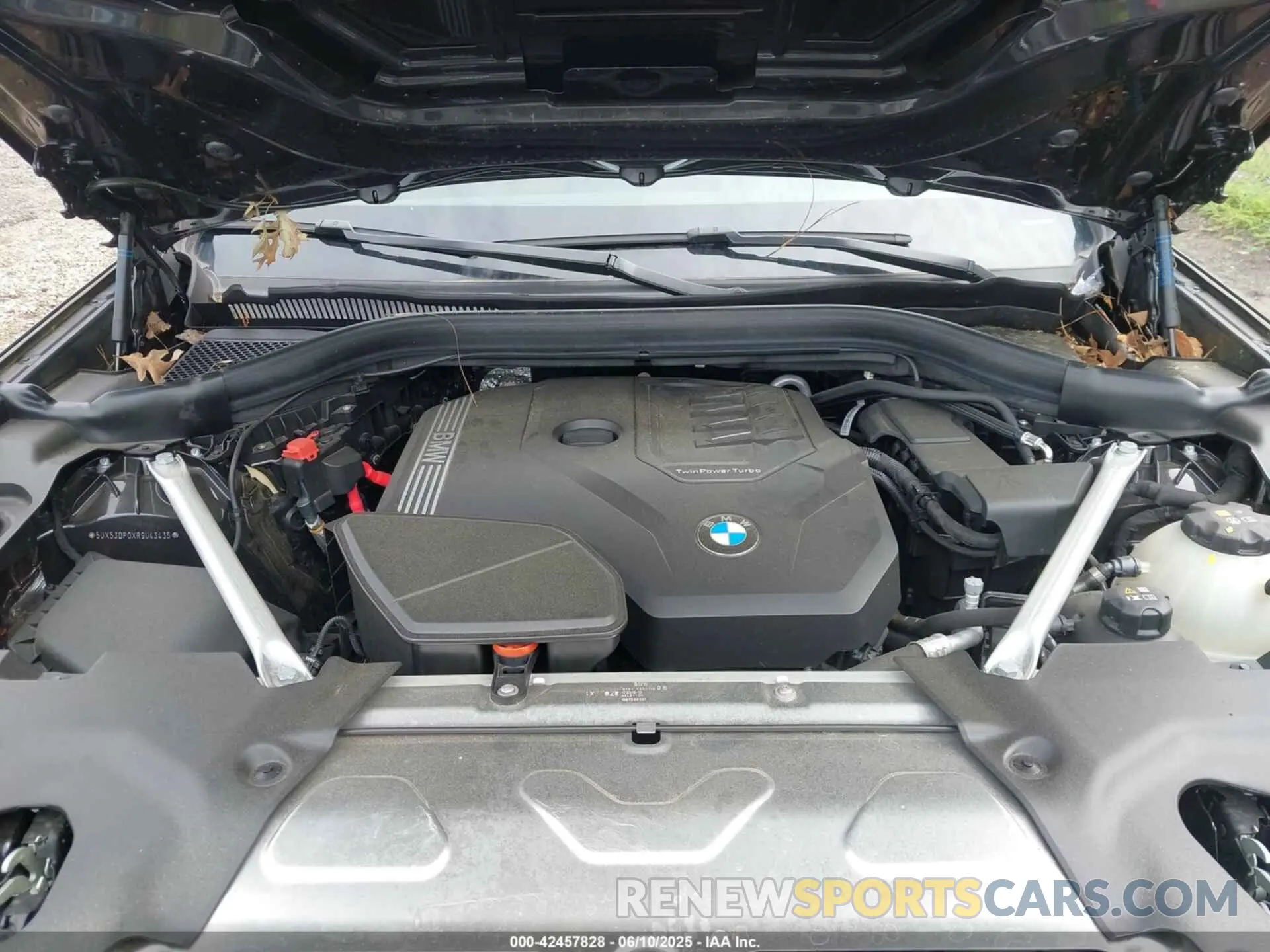 10 Photograph of a damaged car 5UX53DP0XR9U43435 BMW X3 2024