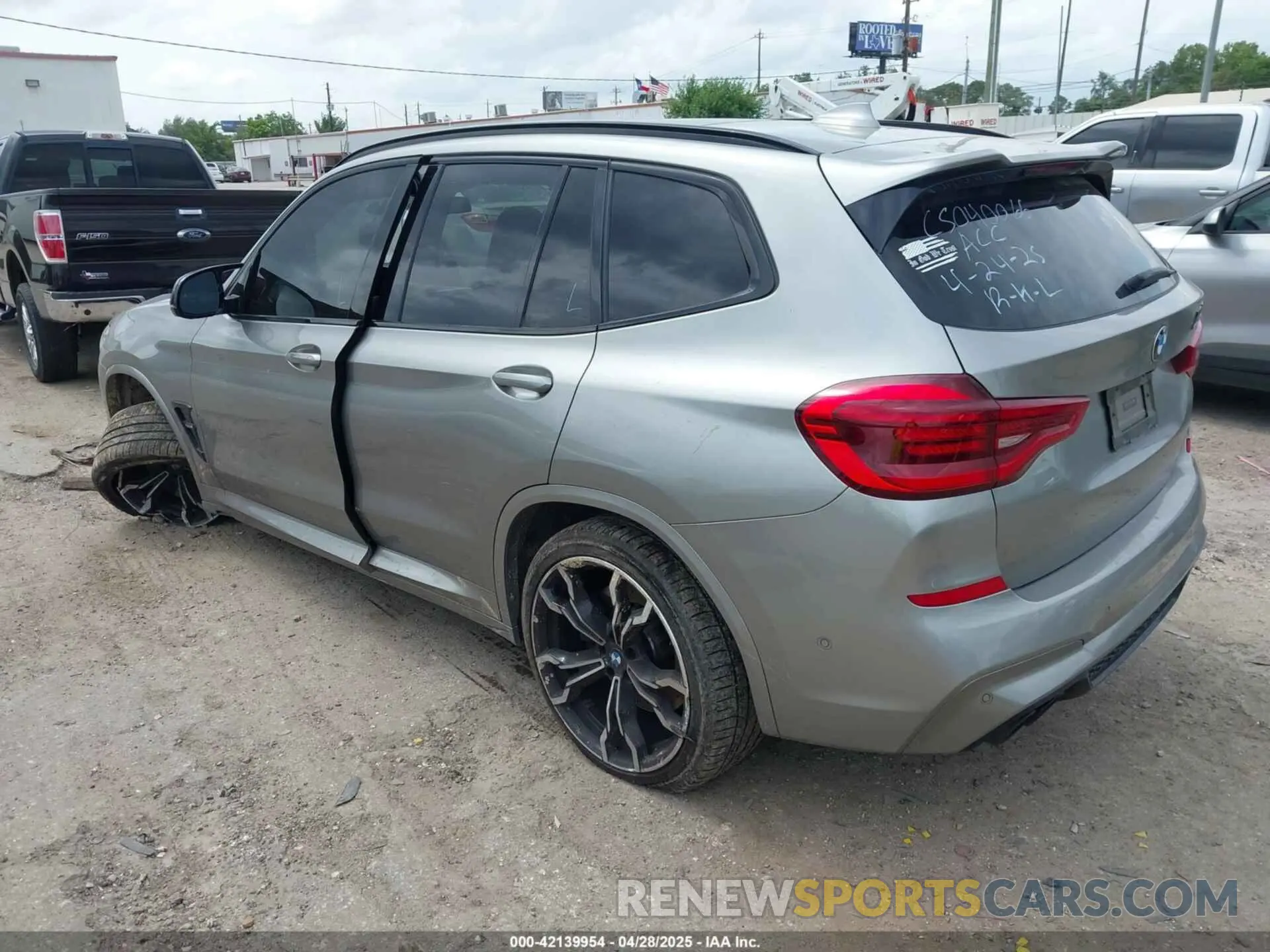 3 Photograph of a damaged car 5YMTS0C08L9B36986 BMW X3 M 2020