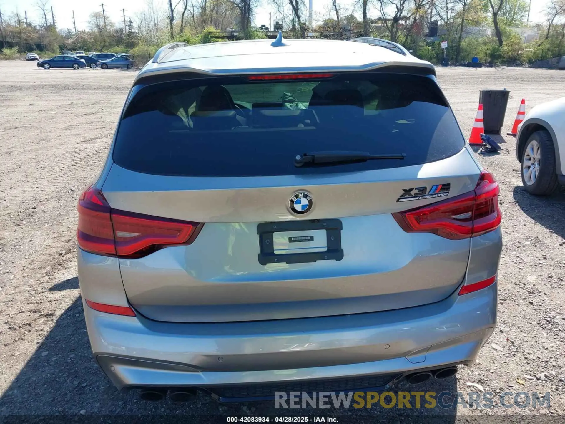 16 Photograph of a damaged car 5YMTS0C05M9H17198 BMW X3 M 2021
