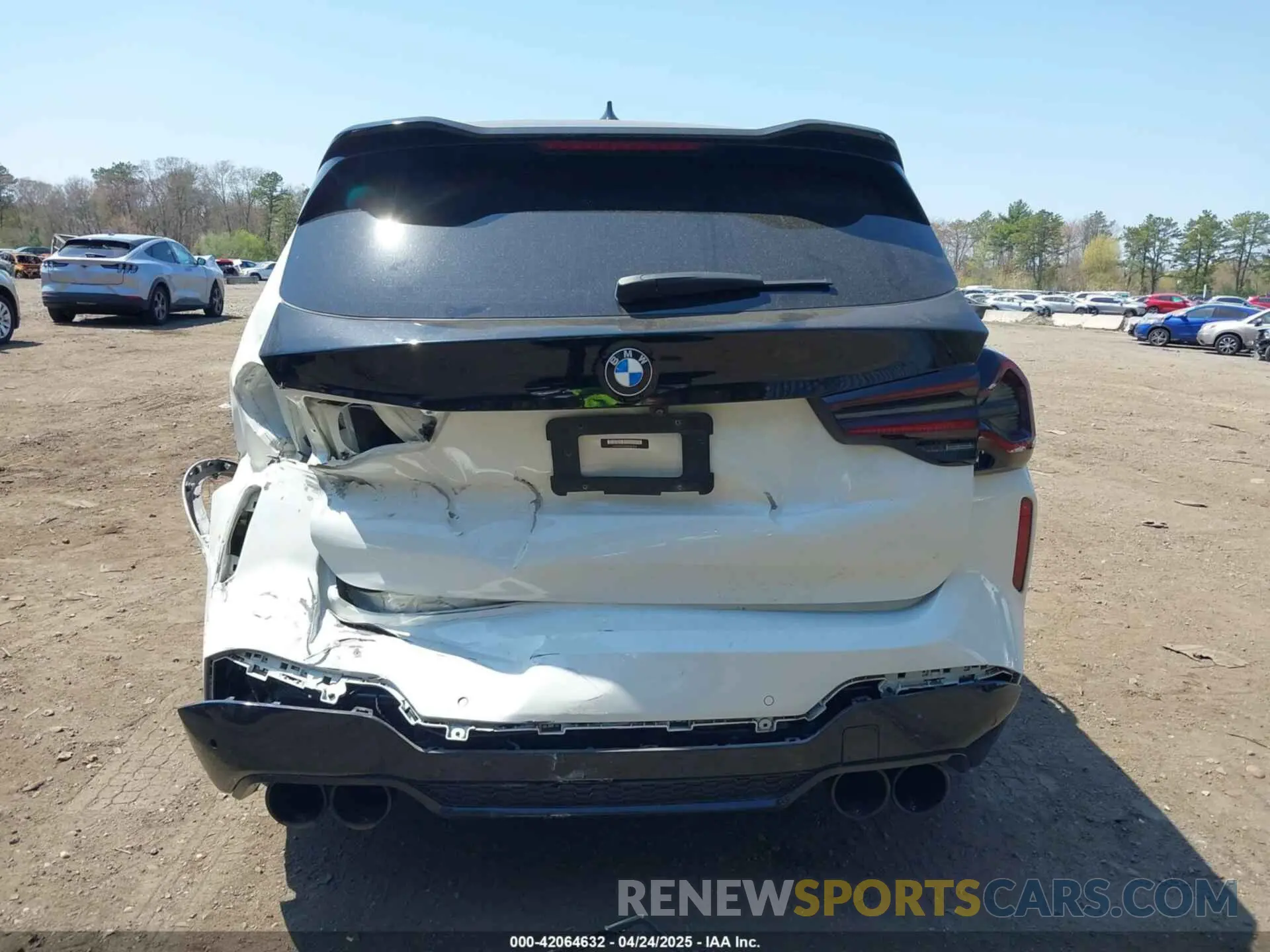16 Photograph of a damaged car 5YM13EC01N9J62914 BMW X3 M 2022