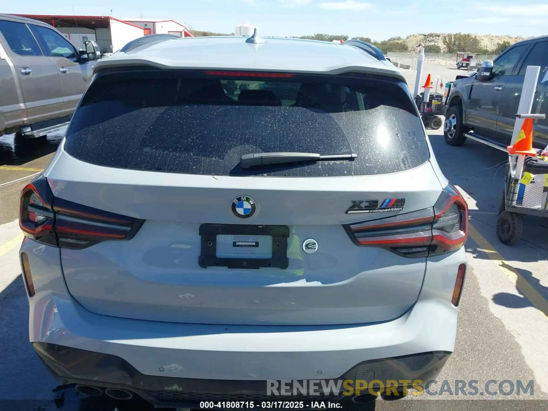 17 Photograph of a damaged car 5YM13EC03N9L12134 BMW X3 M 2022